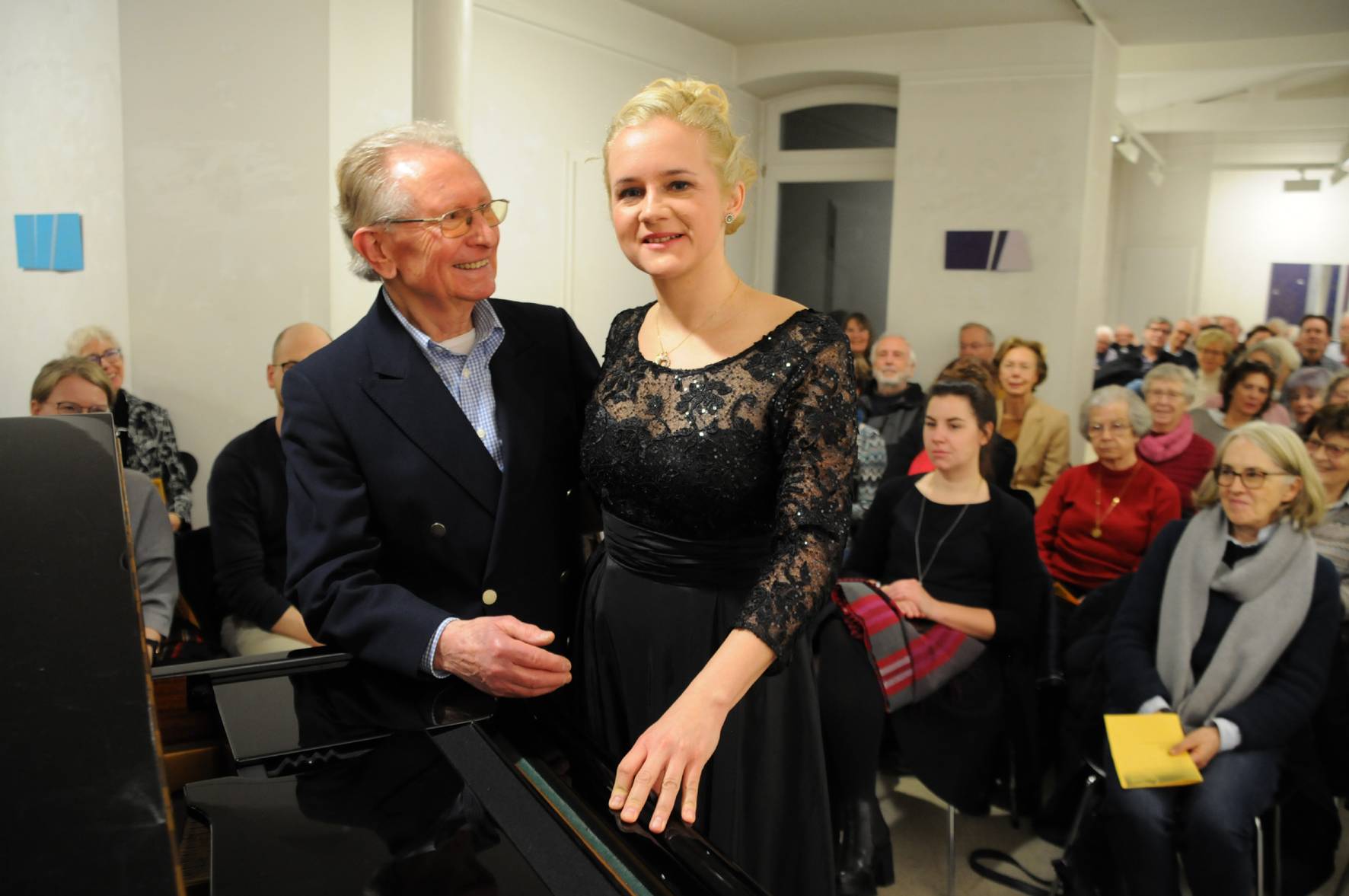  Konrad Mönter mit Pianistin Aleksandra Mikulska beim letzten Galeriekonzert 
