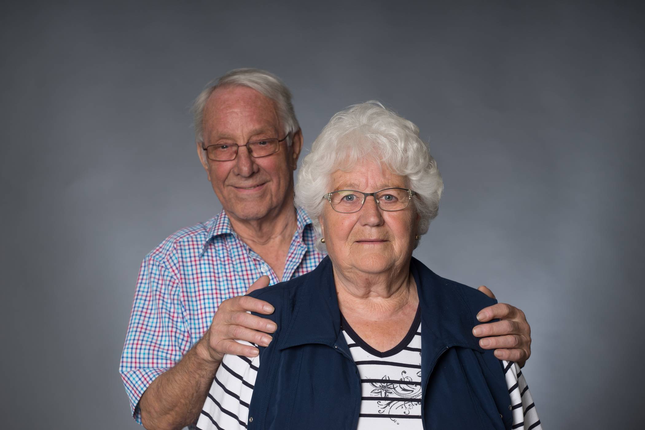 Am heutigen Tag vor genau 60 Jahren, am 29. Januar 1960, gaben sich Gerda und Jakob Derksen (geborene Milius) das Ja-Wort für ihre gemeinsame Liebe. Kirchlich heirateten sie am 16. Juli 1960. Heute feiern sie ihre Diamantenhochzeit. Jakob Derksen (84) ist gelernter Bäcker und hatte 1959 seine Meisterprüfung in Olpe erlangt. Als Bäcker hat er dann bis 1972 gearbeitet. Dann wechselte er den Beruf und die Branche und arbeitet bei Bayer, als Chemikant, Schichtleiter und legte auch dort seine Meisterprüfung ab. Gerda Derksen ist gelernte Näherin und ist seit der Geburt der Kinder eine liebende Mutter und Hausfrau. Seit 1972 lebt das rüstige Rentnerpaar in Willich, hat zwei Kinder und ein Enkelkind. Im Kreise der Familie und mit Freunden wollen die beiden am kommenden Samstag in Willich feiern.Übrigens: Die bisher längste bekannte Ehe führte ein Paar aus Großbritannien. Die Ehe soll 90 Jahre und neun Monate gedauert haben. Im Guinness-Buch der Rekorde hingegen ist ein Ehepaar aus den USA vermerkt, die 86 Jahre und 290 Tage verheiratet gewesen waren.