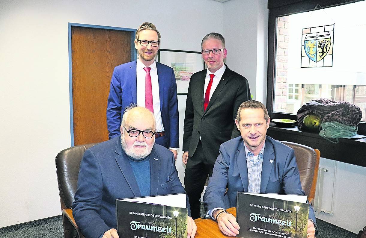 Ideengeber Lothar Lange (l.) und Bürgermeister Michael Pesch (r.) mit Thomas Hansen und Bernd Balsen von der Sparkasse Krefeld, die die Produktionskosten zur Hälfte übernommen hat.