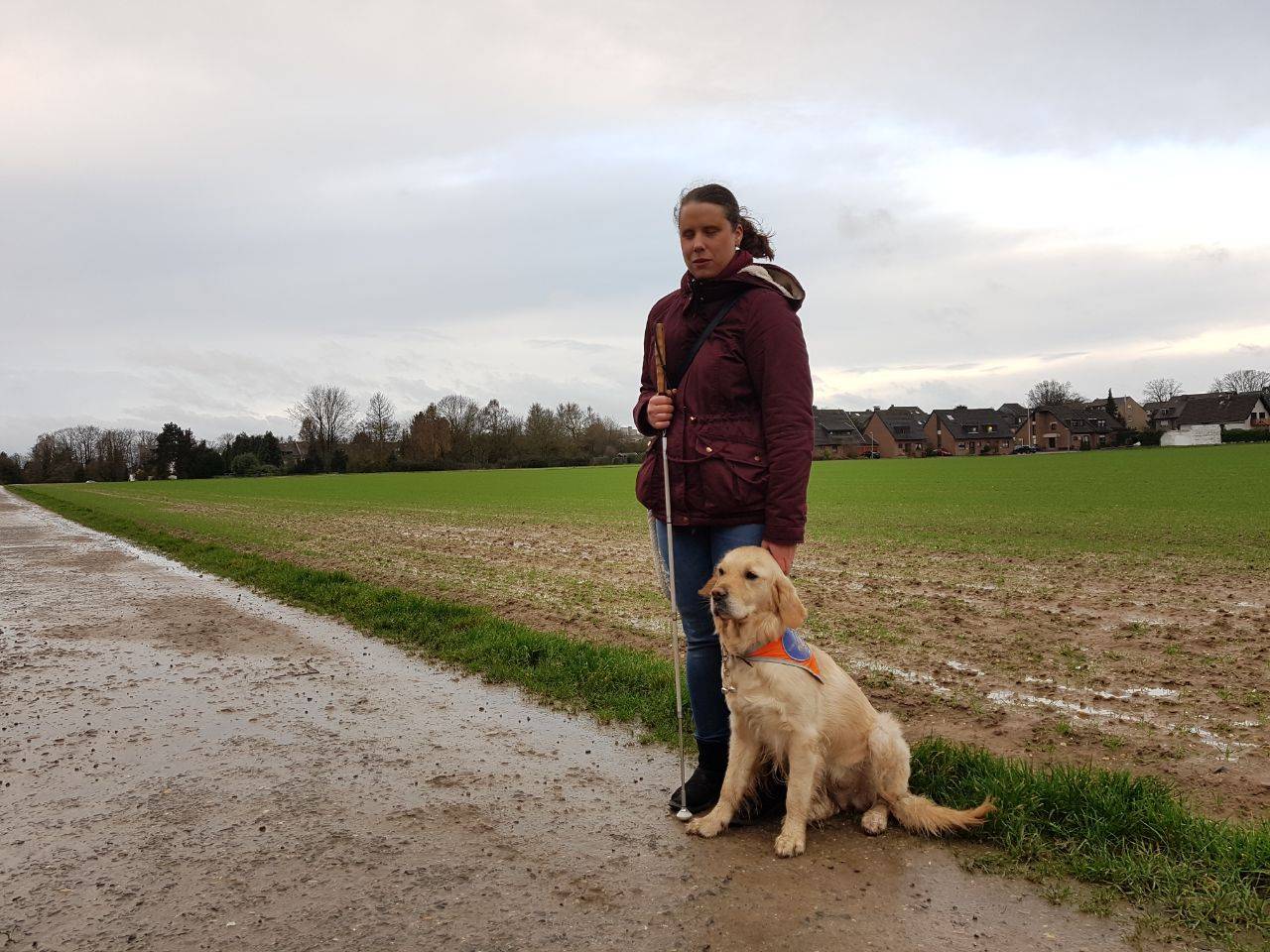  Noch mal gut gegangen: Blindenhündin Elsa und ihrer Besitzerin Karina Scheulen auf dem vertrauten Spazierweg. Die Angst ist ihr Begleiter, darum trägt Elsa ab sofort einen Fressschutz, wenn sie von der Leine gelassen wird. 