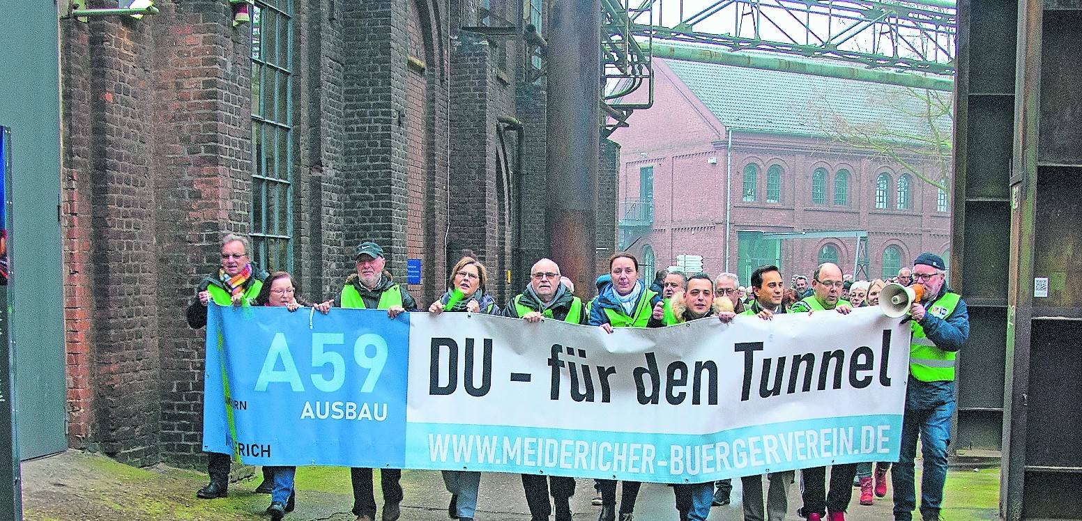 Gut 120 Demonstranten bekundeten ihre Forderung nach einem Tunnel für die A 59. Mit dabei waren neben der Vorsitzenden des Meidericher Bürgervereins Peter Dahmen auch Meiderichs Bezirksbürgermeisterin Daniela Stürmann und Bundestagsmitglied Mahmut Özdemir.
