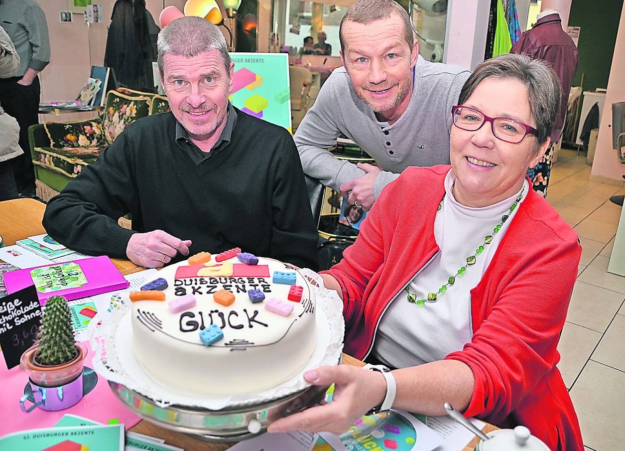 Thomas Krützberg, Clemens Richert, Karoline Hoell und die Akzente-Torte im Glück