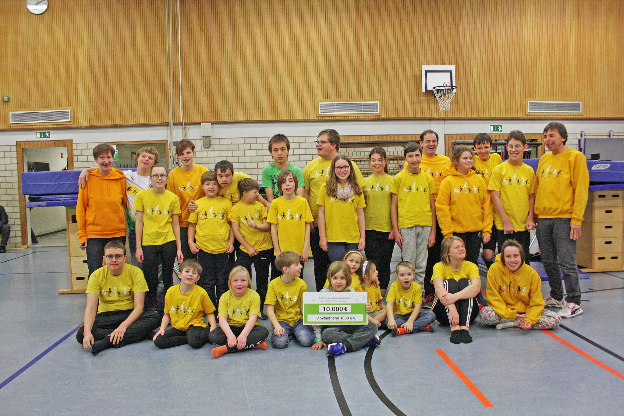 Eine tolle Spende für den TV Schiefbahn: 10000 Euro gab es jetzt für den Verein aus der Aktion „DATEV schenkt Glücksmomente“.