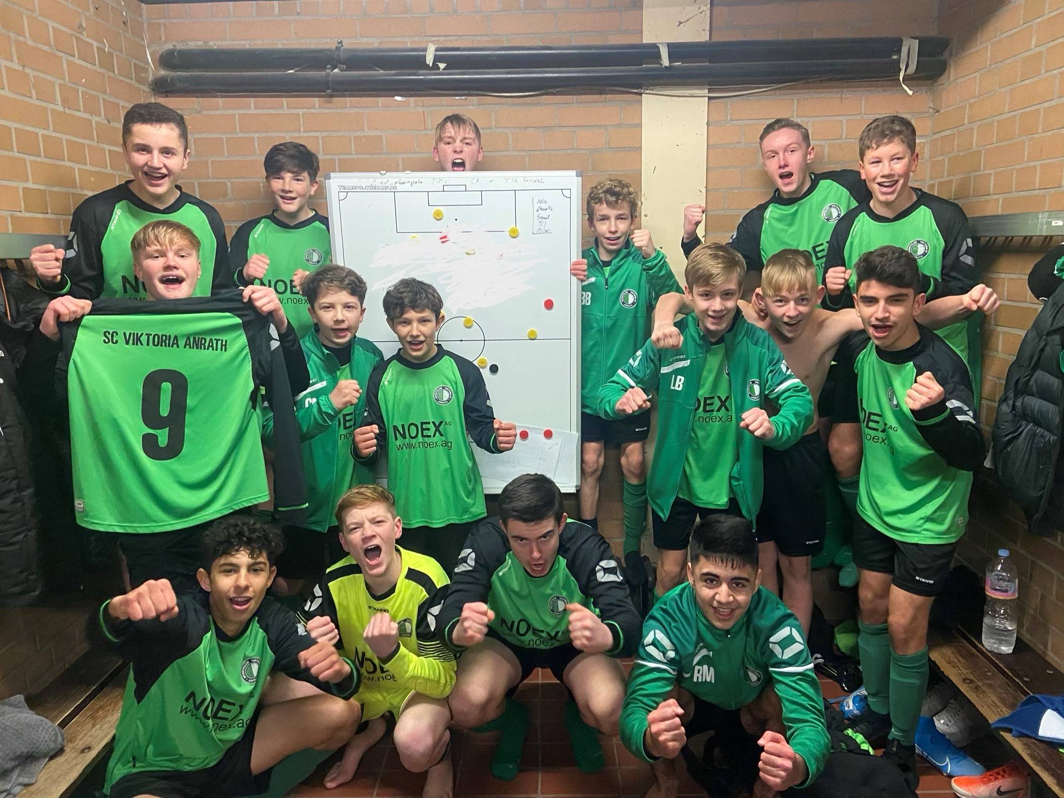  Kreispokalfinalteilnehmer Viktoria Anrath C1 besiegte in Runde zwei des Niederrheinpokals die in der laufenden Saison ungeschlagene C1 der DJK Sportfreunde Lowick, souveräner Tabellenführer aus der Leistungsklasse Rees-Bocholt, mit 5:4 nach Elfmeterschießen. Für die Tore des Sonderligisten in der regulären Spielzeit sorgten Finn Lesmeister und Benedikt Bergk. Nachdem die Anrather in der letzten Minute der regulären Spielzeit den Ausgleich hinnehmen mussten und in der anschließenden Verlängerung auf beiden Seiten nichts mehr anbrannte, war die Viktoria im Elfmeterschießen die nervenstärkere Mannschaft. „Wir sind stolz darauf, wie die Jungs gegen den vorallem körperlich starken Gegner den Kampf angenommen haben und freuen uns nun auf ein tolles Achtelfinale“, zeigten sich die Trainer Daniel Steinmetz und Florian Jacobs höchst zufrieden. Auch wenn es im Achtelfinale nicht für ein prominentes Los wie Borussia Mönchengladbach, Fortuna Düsseldorf oder Rot-Weiß Essen reichten sollte, hat die C1 eine schwere Aufgabe vor der Brust. Am 22. Februar trifft man auf der heimischen Donkkampfbahn auf die Spvg. Schonnebeck aus Essen, Tabellenführer der klassenhöhreren Niederrheinliga. 