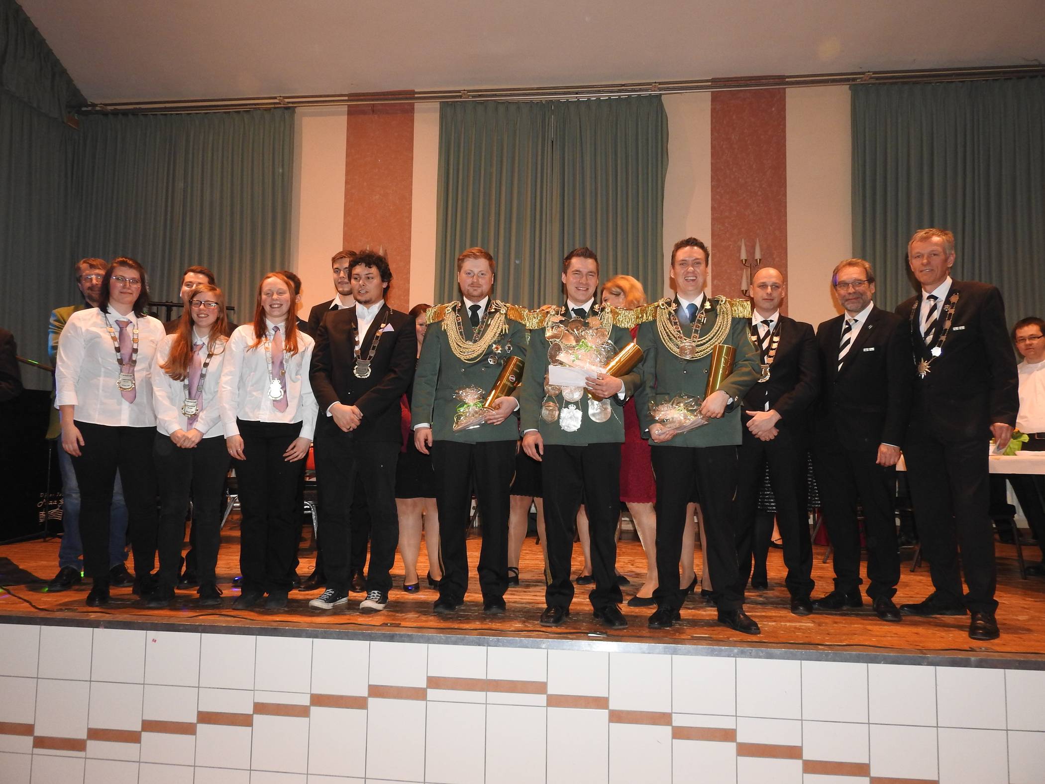 Ehrungen und Beifall beim traditionellen „Wurstessen“ der St Sebastianus-Bruderschaft in Neersen. Unser Foto zeigt von links die 1. Ministerin Dunja Stolarski, Jungschützenkönigin Valeska Busch, 2. Ministerin Karoline Busch, Königsoffizier Marvin Nieendick, 1. Minister Simon Höpfner, Schützenkönig Denis Stelzer, 2. Minister Maik Lorkowski, 1. Brudermeister Axel Schaath, Geschäftsführer Saal Dieter Jinkertz, Präsident Dr. Robert Brintrup.