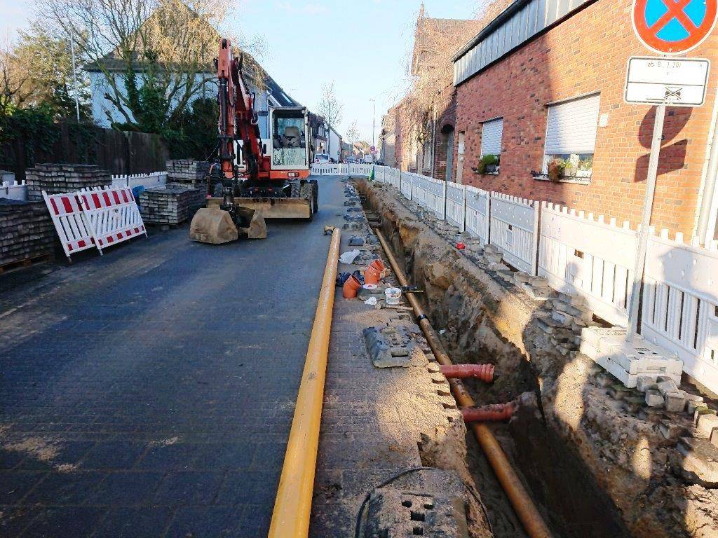  Vollsperrung für die Sanierung der Anrather Strom-, Gas- und Wasserleitungen. 