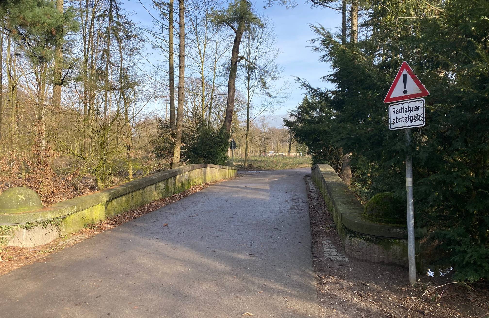 Brücke Richtung Rennbahn im Stadtwald komplett gesperrt