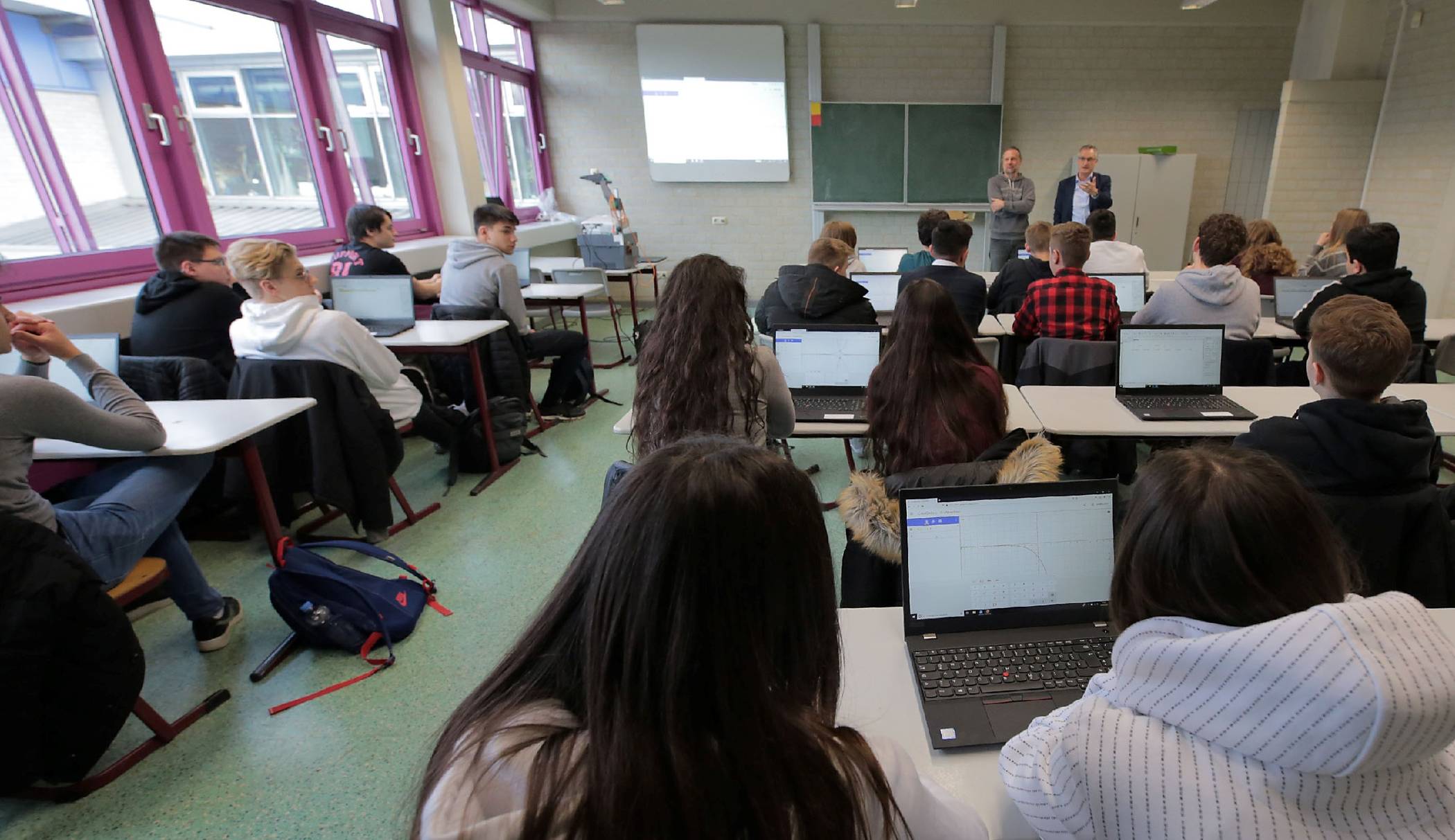 Harald Weuthen, städtischer Fachbereichsleiter Schule und Sport (stehend r.), hatte die Presse in die 10. Klasse der Realschule Volksgarten zu Mathe bei Christoph Heussen eingeladen.