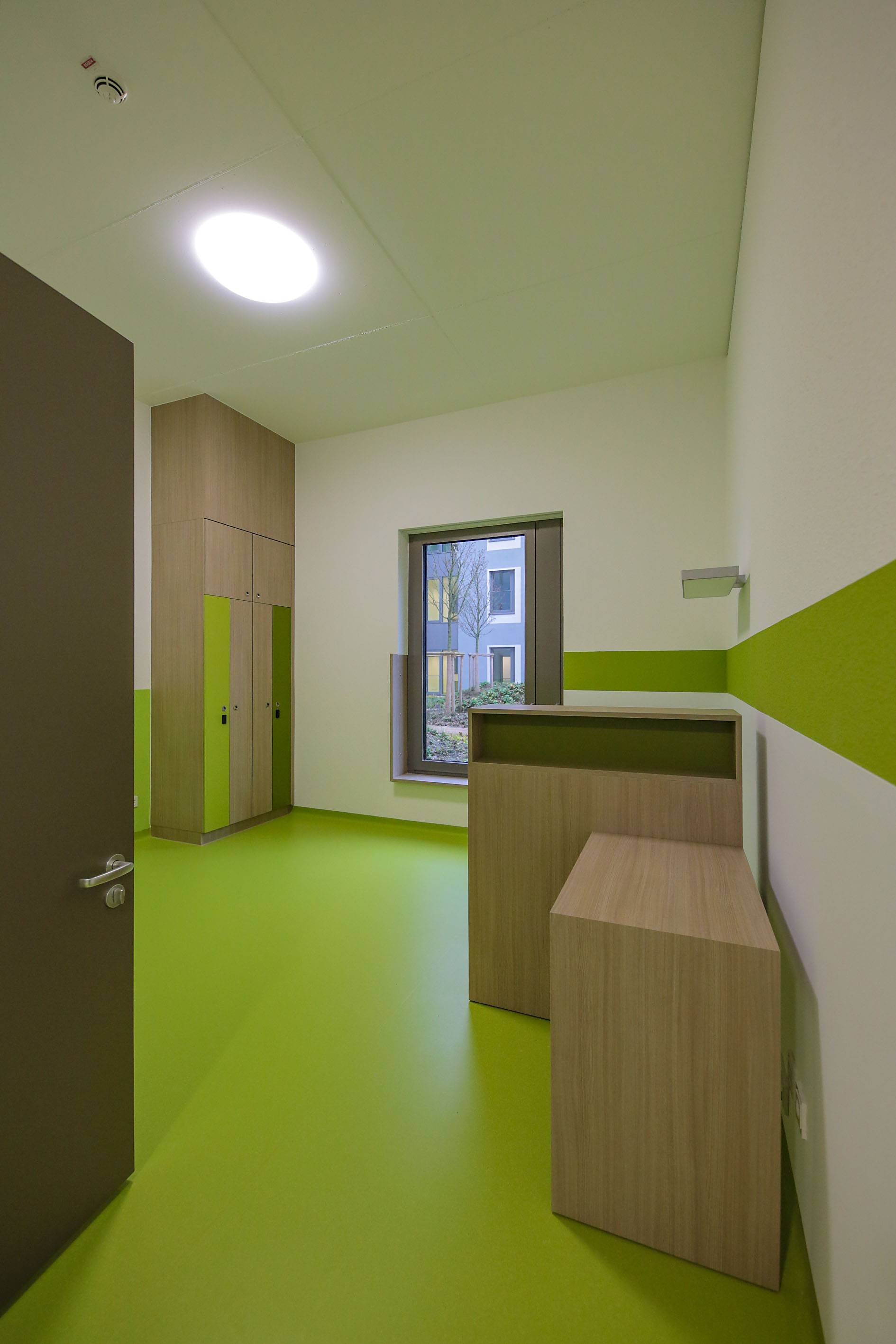 Wie ein grüner Faden zieht sich das Farbkonzept durch den Neubau. In den Patientenzimmern erkennt man am Grünton, welcher Schrank und welcher Teil des Zimmers welchem Patienten „gehört“.