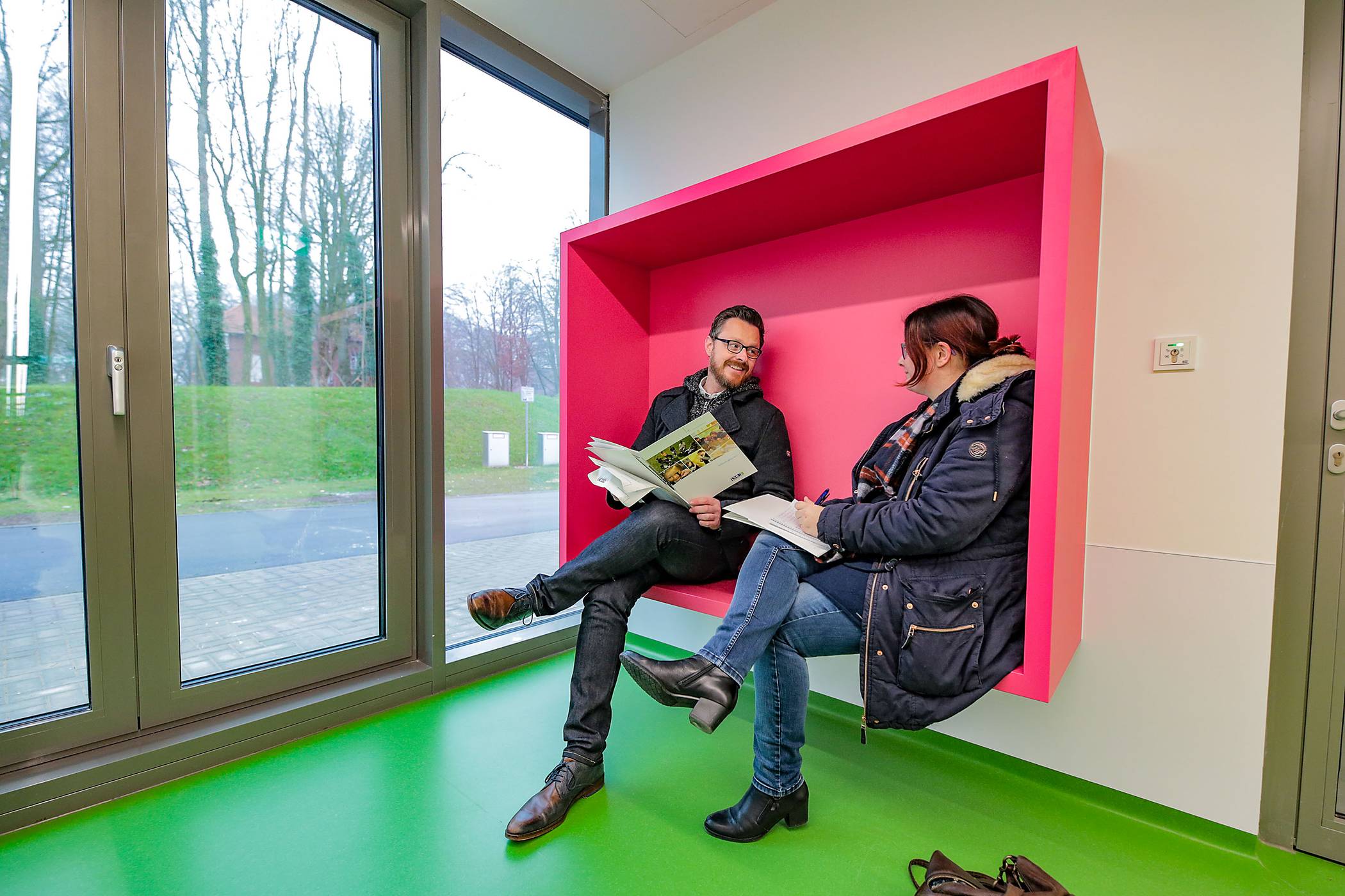 Redakteurin Yvonne Simeonidis im Gespräch mit Dirk Kamps, Leiter Öffentlichkeitsarbeit und Marketing an der LVR-Klinik Viersen.