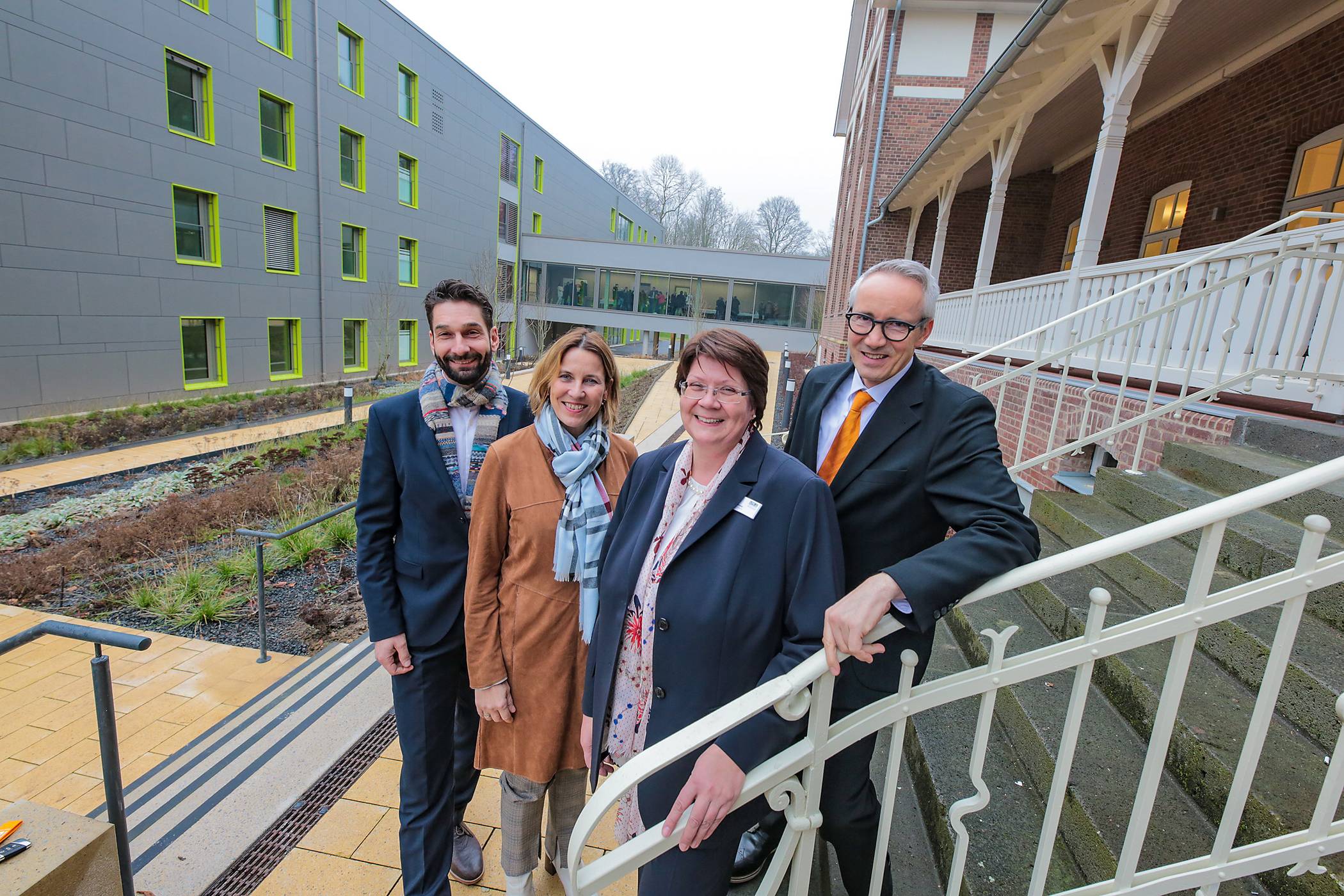  Ralph Marggraf (Ärztlicher Direktor LVR-Klinik Viersen), Bürgermeisterin Sabine Anemüller, Kaufmännische Direktorin und Vorstandsvorsitzende der LVR-Klinik Viersen Dorothee Enbergs und Pflegedirektor Jörg Mielke sind begeistert vom „neuen Herz“ der LVR-Klinik Viersen. Das neue Stationsgebäude wurde durch einen Zwischentrakt mit dem denkmalgeschützten Altbau verbunden. 
