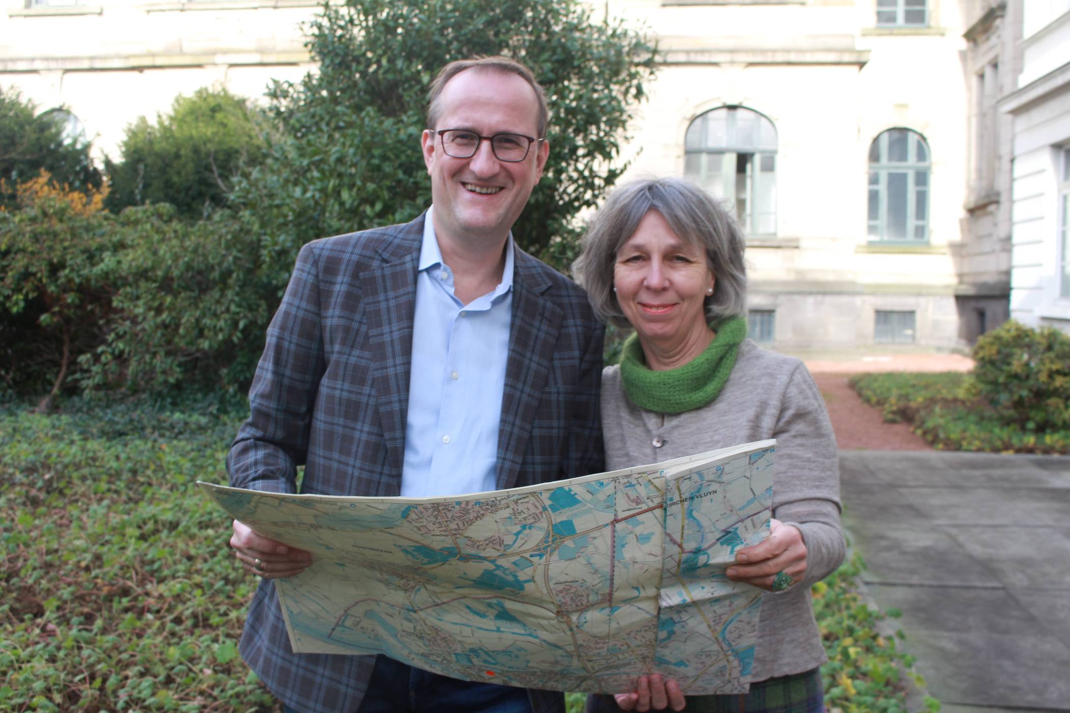  Plädieren für die Vereinbarkeit von zusätzlicher Wohnbebauung und Naturschutz: die Vorsitzende der Grünen -Fraktion im Krefelder Stadtrat Heidi Matthias und der Kandidat der Grünen für das Amt des Oberbürgermeisters Thorsten Hansen. 