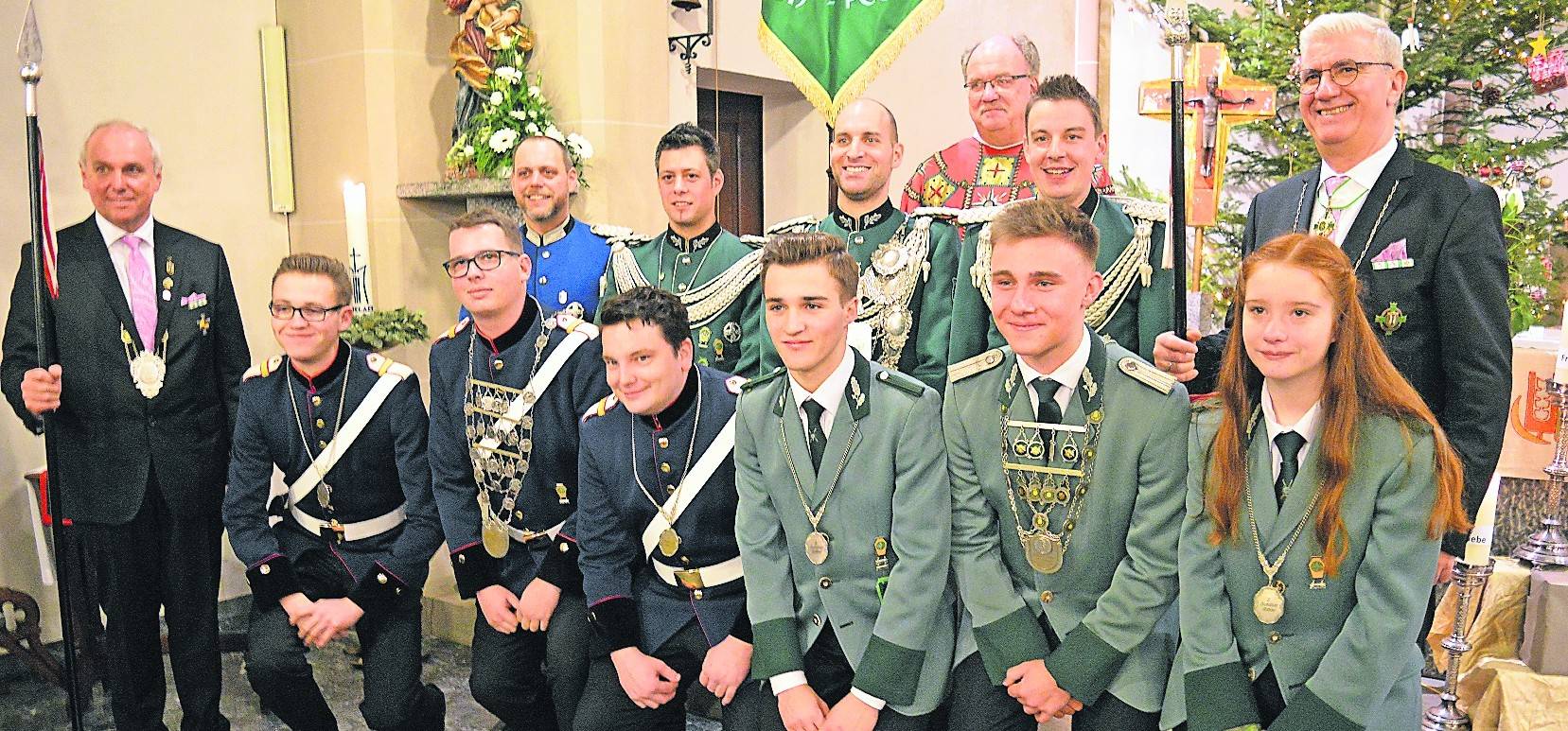  Die neuen Majestäten der St. Rochus Bruderschaft Broich-Peel. Während einer Messe wurde ihnen das Königssilber überreicht. 