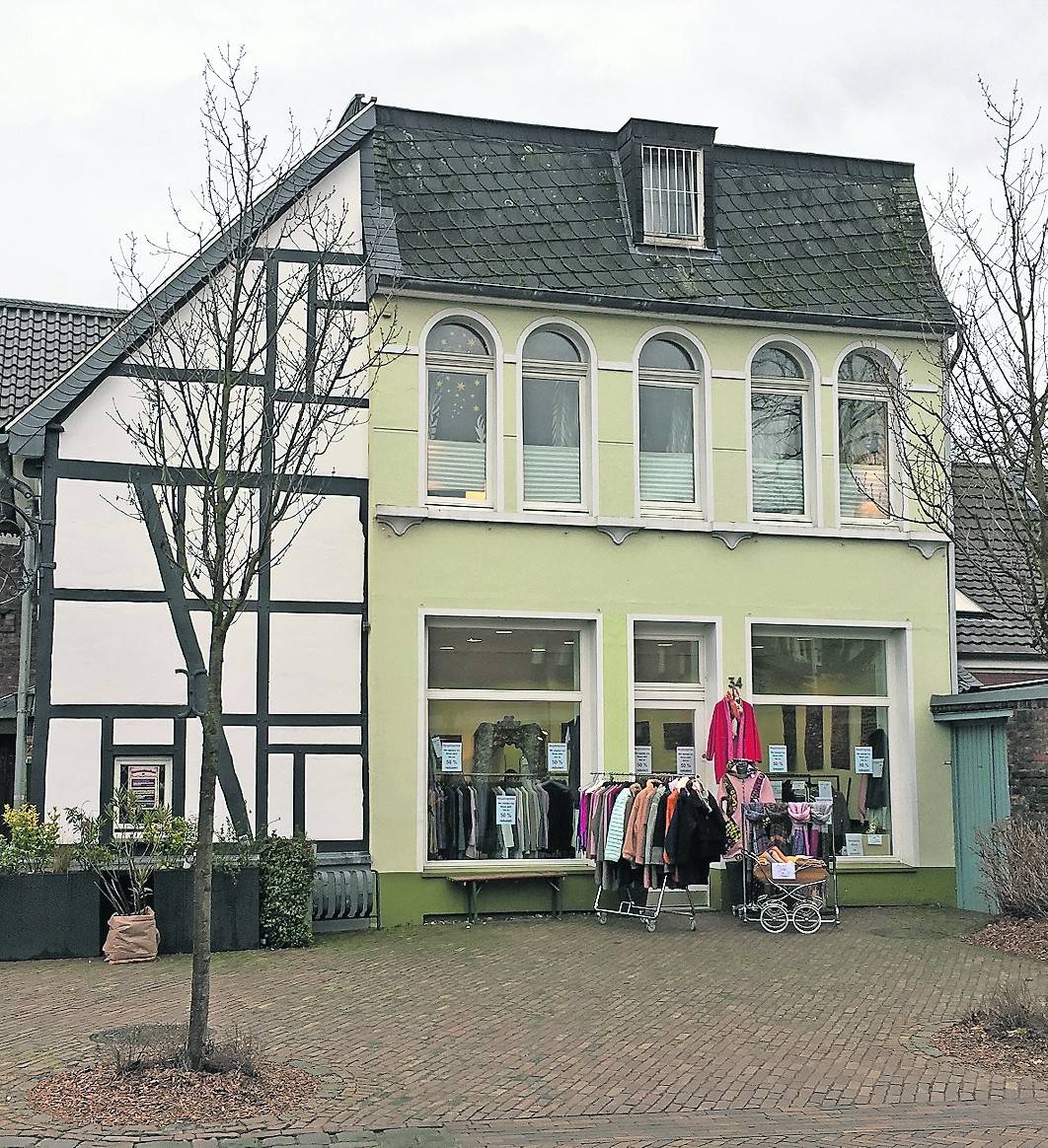   Jahrzehntelang betrieb hier die Familie Hannen einen Schreibwarenhandel, in den 1920er Jahren geschah hier der ungeklärte Mord an Lorenz Reiners. 