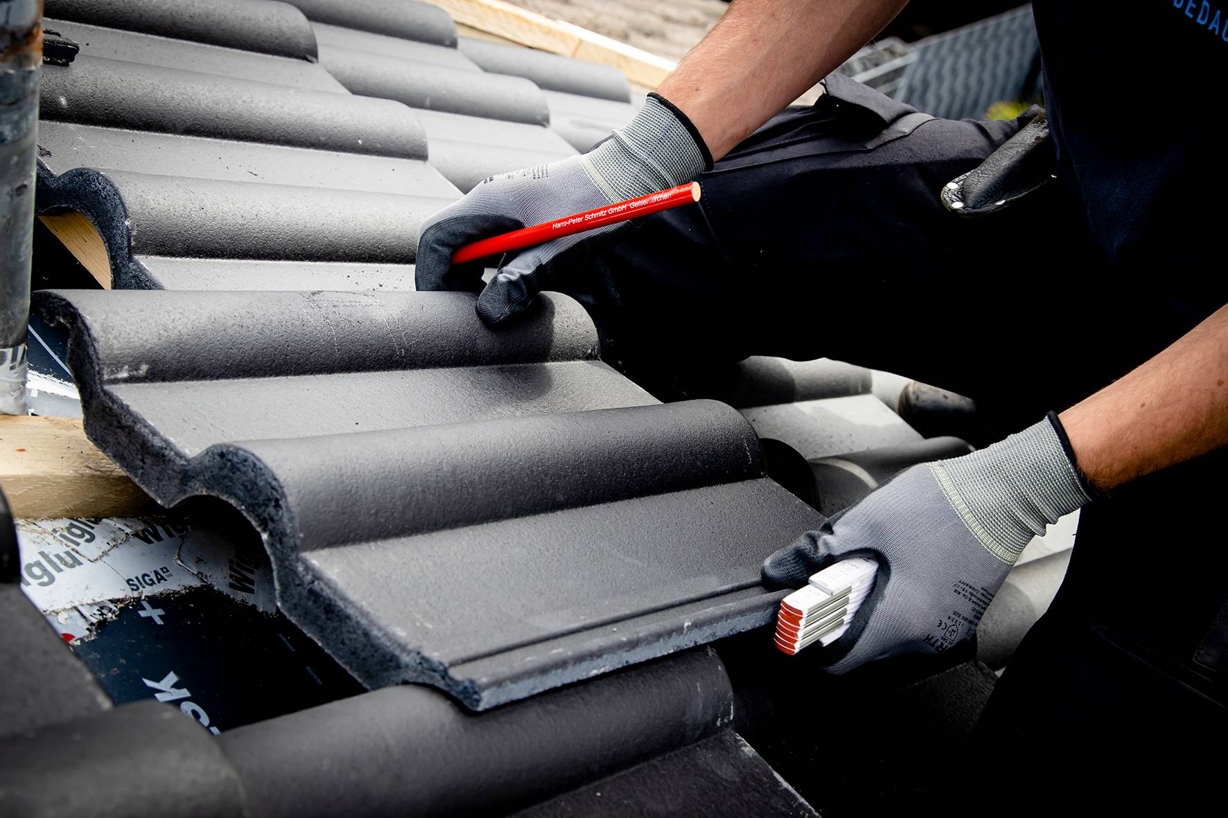 Mehr Geld für die „höchsten Jobs“. Für Dachdecker steigen zum neuen Jahr die Löhne.