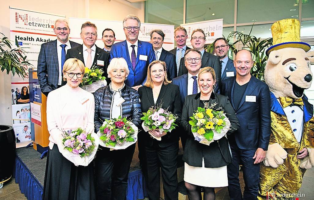 Dr. Markus Groteguth, Vorstand NRNWeG (l. oben) empfing zahlreiche Ehrengäste beim Medizin Kongress im Dorint Kongresshotel.