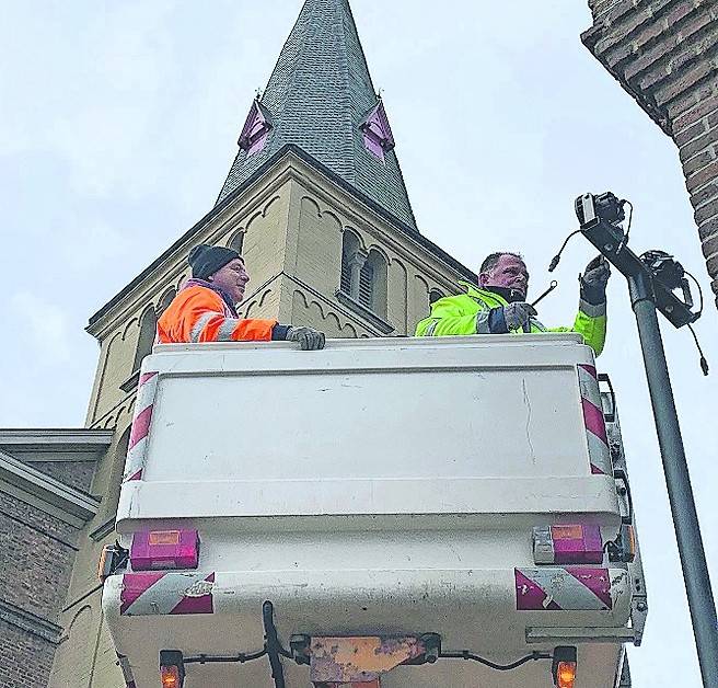  Ralf Knur montiert die neue Leuchte unmittelbar neben dem historischen Fronhof in Lank. 