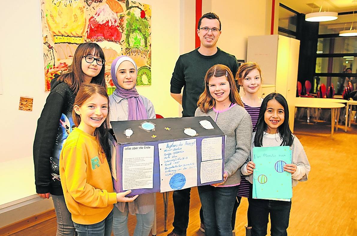 Auf unserem Bild zu sehen: Matthias Urban mit Carla, Selin, Hanna, Elsa, Betty und Baria.