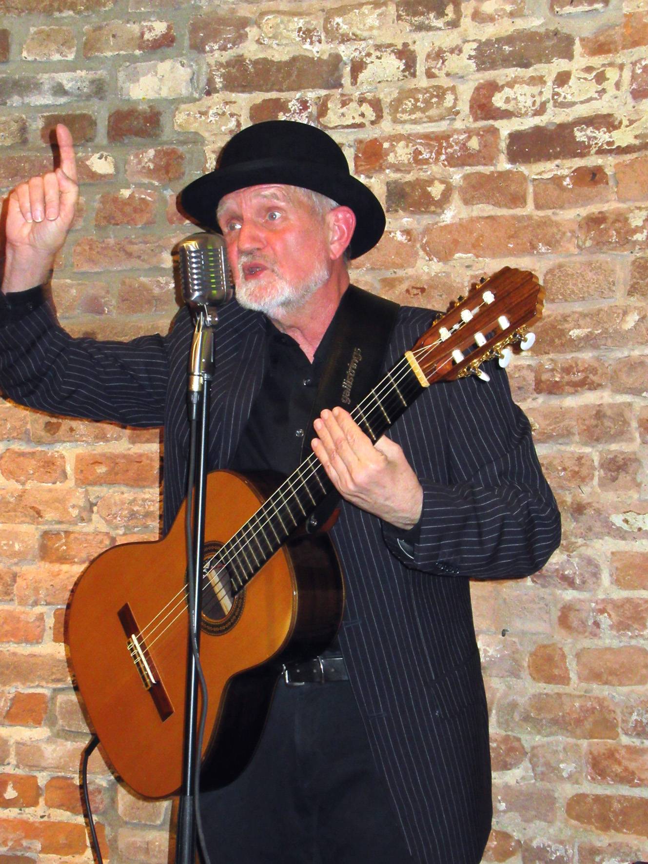 Thomas Cieslik berichtete über die Geschichte des Kölner Karnevals – und sang auch einige Lieder.