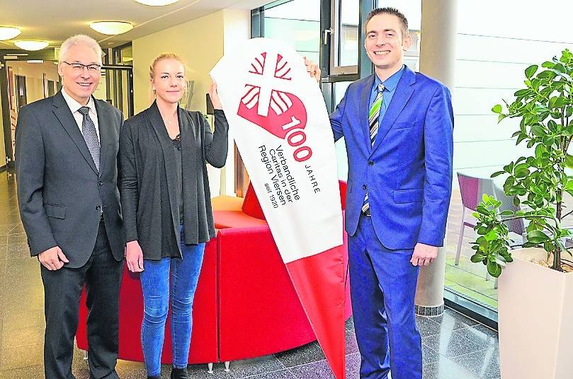  100 Jahre verbandliche Caritas in der Region – darüber freuen sich (v.l.) Caritas-Vorstand Peter Babinetz, Altenpflegerin Sandra Kessel und Caritas-Vorstand Christian Schrödter. 