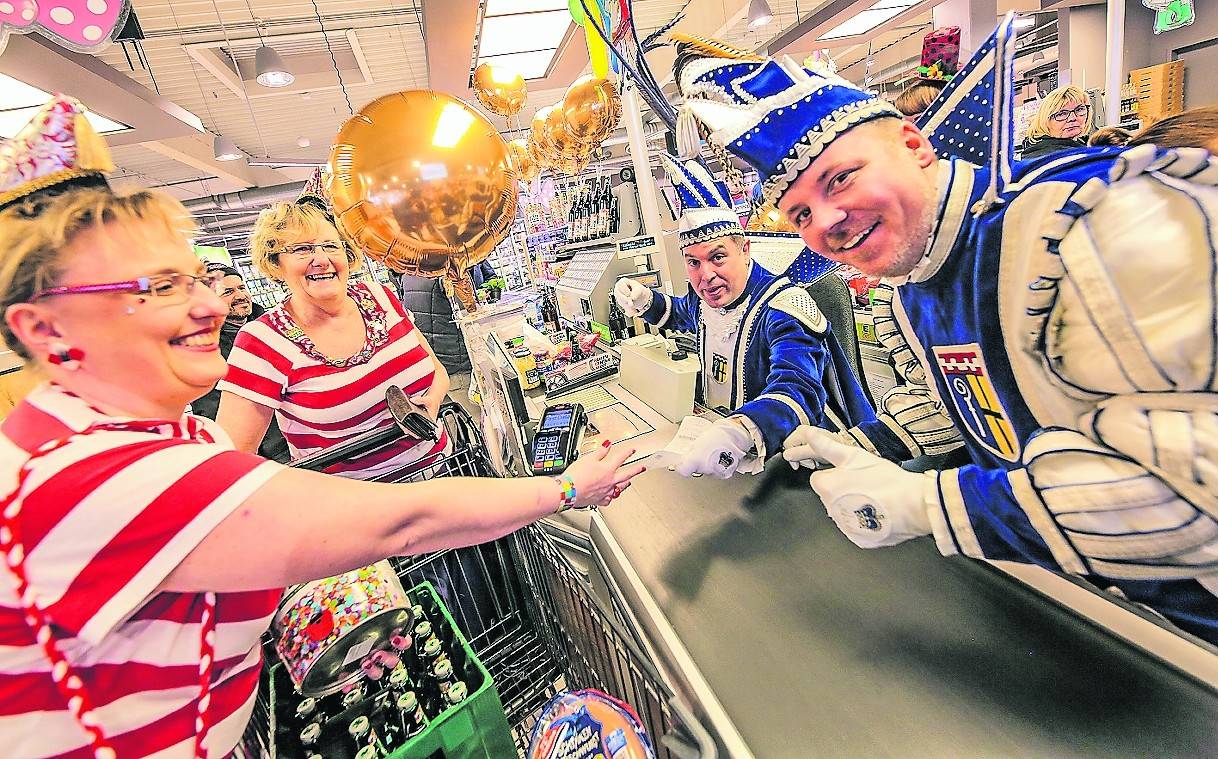  Manuela Vinzens und ihre Mutter Gaby sind echte Fans des Prnzen-Paares. Extra für Prinz Axel I. und Prinz Niersius Thorsten sind sie zum Einkaufen in den Nordpark zu Edeka Endt gekommen. 