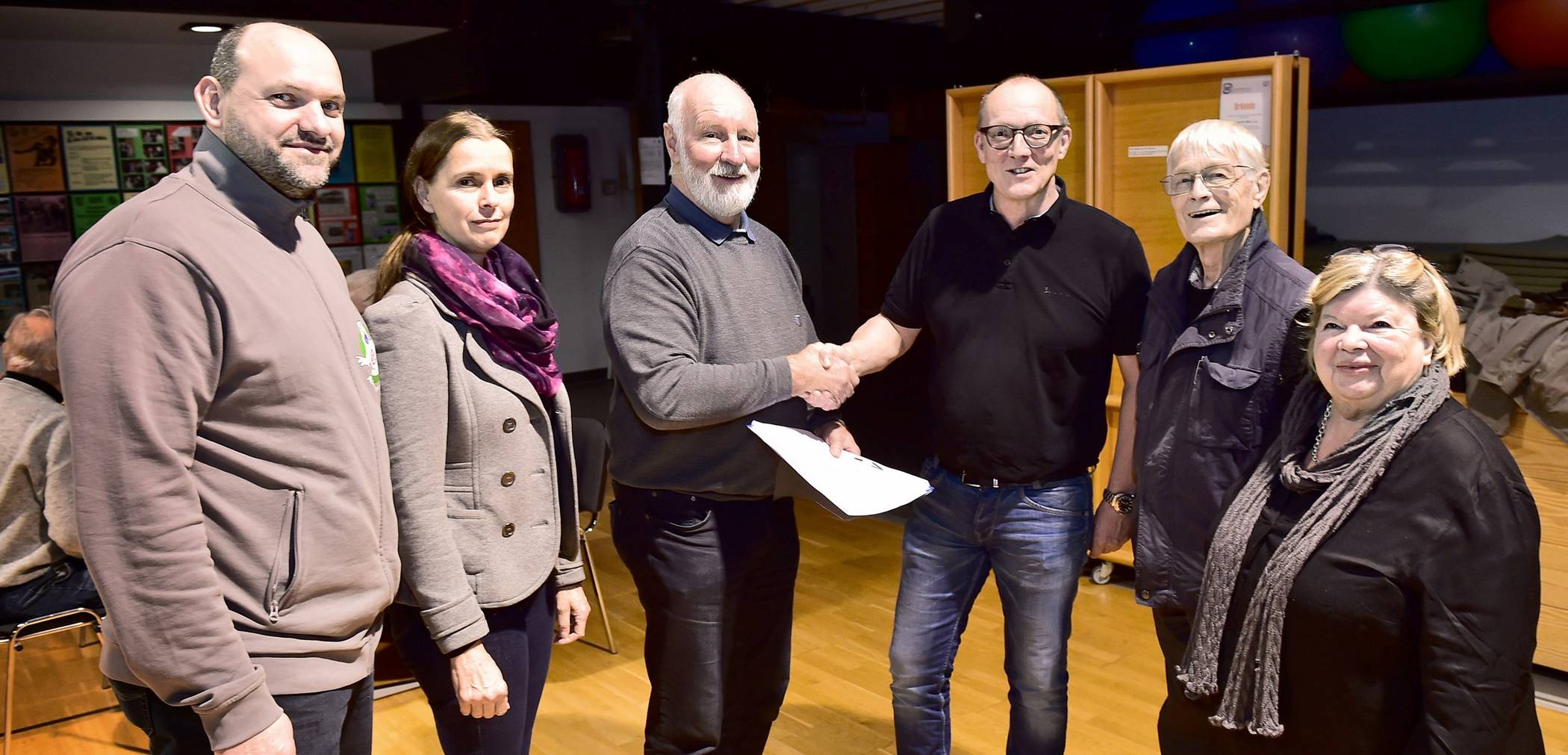 Besiegelte Verschmeldzung des DJK und dem Schwimmverein: Andre Loosen (2. Vors. DJK), Karin Schulze Kerstin (Juristin beim Landessportbund), Helmut Frantzen (Vors. DJK), Christoph Harmes ( Vos. SV Willich), Helmut Hallmann (2. Vors. SV Willich) und Ilse Zimmermann (Schatzm. SV Willich)