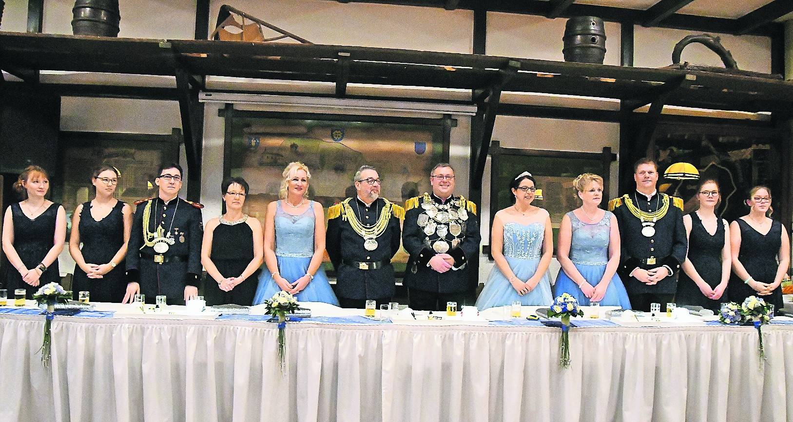 Das Königshaus der St. johannes-Bruderschaftin Niederheide: Hofdamen Jacqueline Ditzen, Jasmin Breiding, Königsoffizier Oliver Breiding, Kirsten Breiding, Petra Orlovius-Wolf, 1. Minister Erik Wolf, König Uwe Bäumges, Königin Daniela Bäumges, Petra Voß, 2. Minister Claus Voß, Hofdamen Vanessa Voß, Swenja Bäumges (von links).