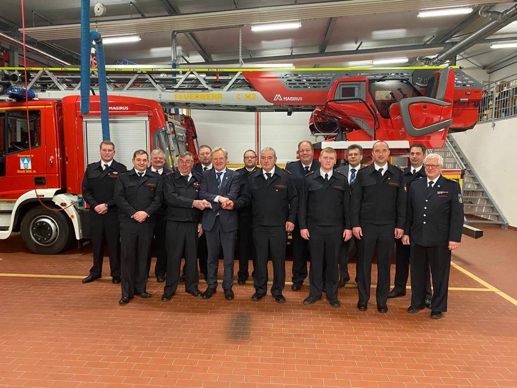  Der Löschzug Clörath: Philipp Köttelwesch, Benedikt Wozniczak, Hans Pascher, Johannes Hegger, Heinz-Peter Köttelwesch, Bürgermeister Josef Heyes, David Kuntzsch, Ferdi Ingmanns, Leiter der Feuerwehr Thomas Metzer, Bastian Juraschek, Geschäftsbereichsleiter Einwohner und Ordnung Stefan Adams, André Sieben, Löschzugführer Michael Schmitz, stellv. Leiter der Feuerwehr Thomas Jeziorek (v. l.). 