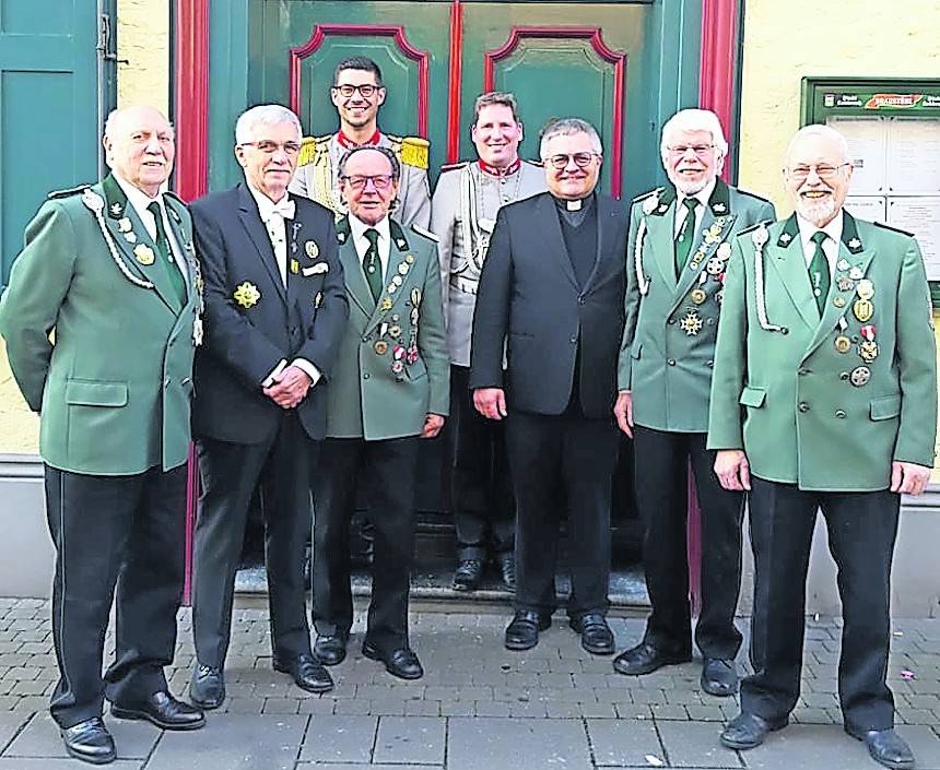 Ehrungen bei der St. Sebastianus- und St Marien Bruderschaft (von links): Heinz Lücker, Hans Puschmann, König Henrik Funcke, Manfred Pawert, Brudermeister Bastian Beckers, Präses Pfarrer Günter Wiegandt, Willi Moers und Werner Diederichs.