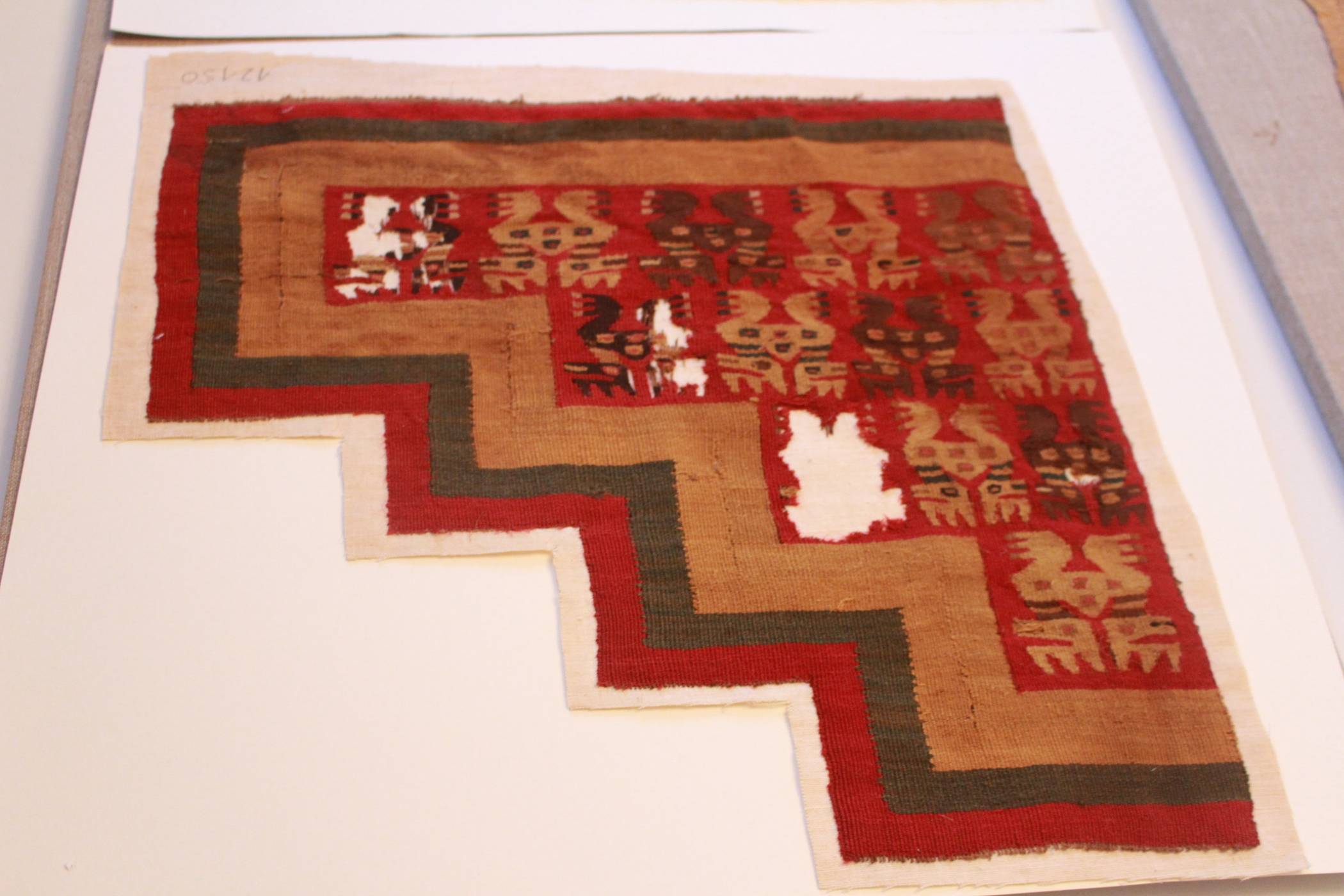 Teil eines Oberkleides aus Peru, aus der Zeit von ca. 1000 - 1400, verziert mit Tiermotiven.