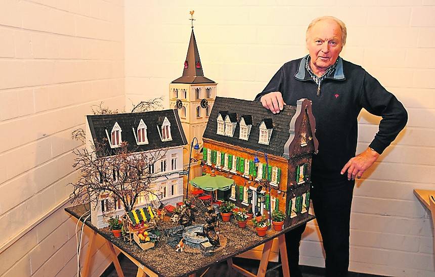  Gegen eine Spende für den Heimatverein übergab Karl-Heinz Thelen (Foto) die Modellkulisse an den Eigentümer der dargestellten Objekte. 