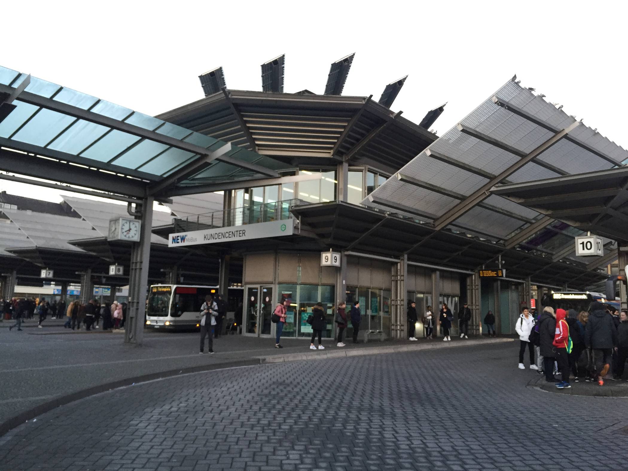 Der Stahlkoloss ZOB gefällt wohl so richtig den wenigsten Bürgern. Einen geschrumpften Ersatz halten viele trotzdem in Zeiten der Verkehrswende nicht für zeitgemäß und praktikabel.