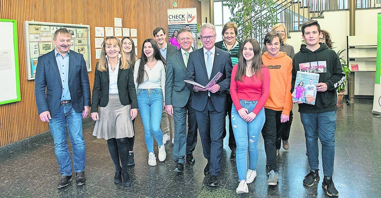 Landrat Hans-Jürgen Petrauschke (Mitte l.) und IHK Präsident Jürgen Steinmetz (Mitte r.) bei der Auftaktveranstaltung in der Janusz Korczak Gesamtschule.