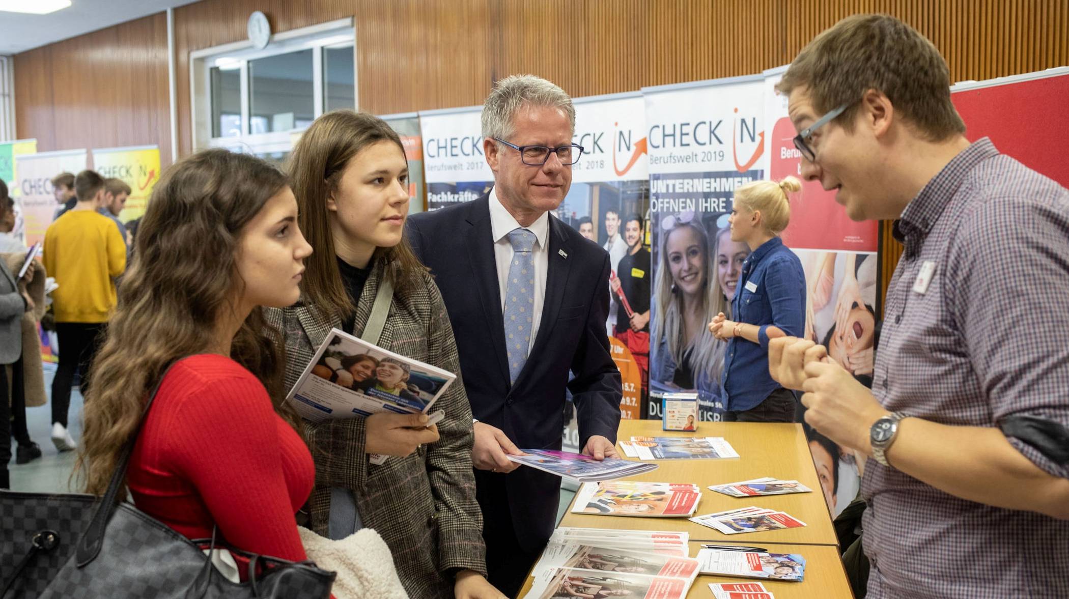 Jürgen Steinmetz, Hauptgeschäftsführer der IHK Mittlerer Niederrhein, mit Schülerinnen bei der Auftaktveranstaltung in Neuss.