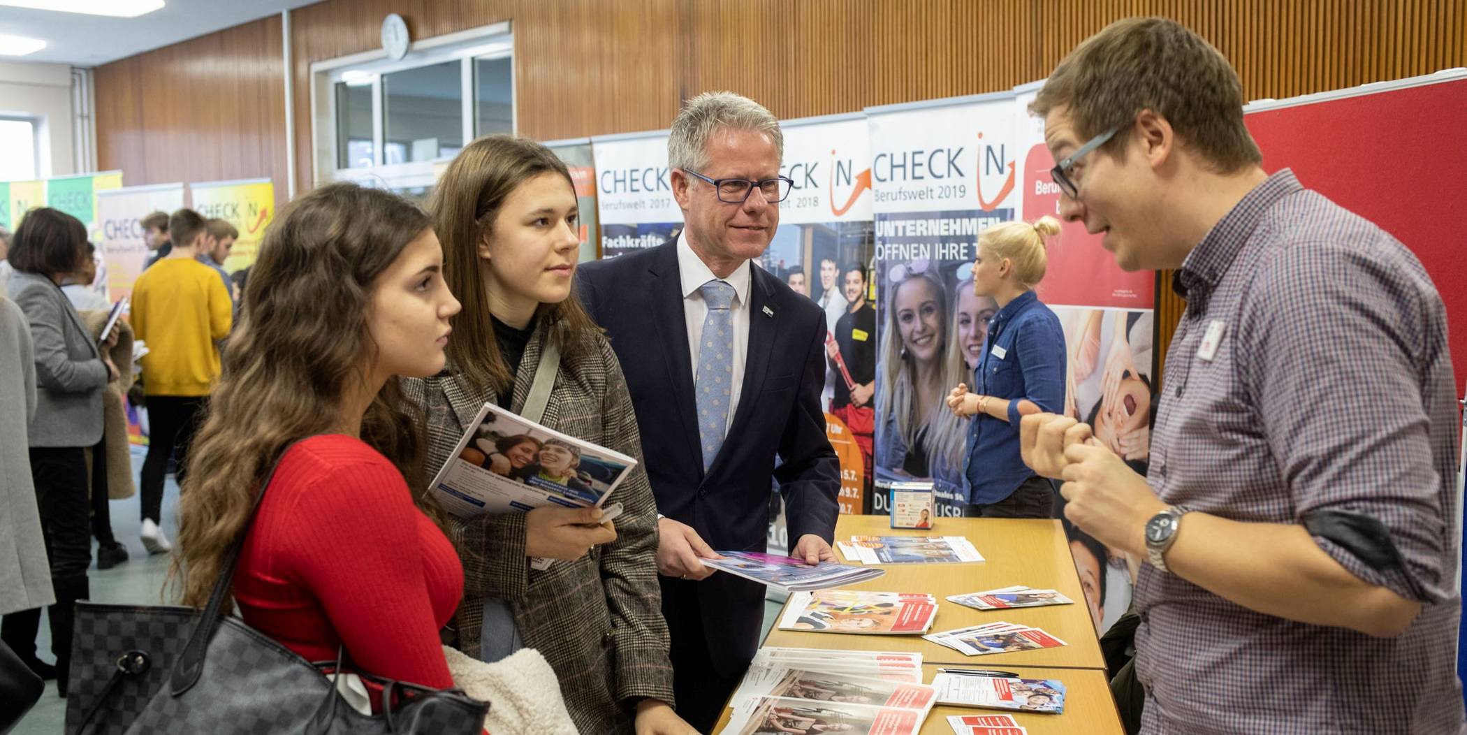  Jürgen Steinmetz, Hauptgeschäftsführer der IHK Mittlerer Niederrhein, mit Schülerinnen bei der Auftaktveranstaltung in Neuss. 