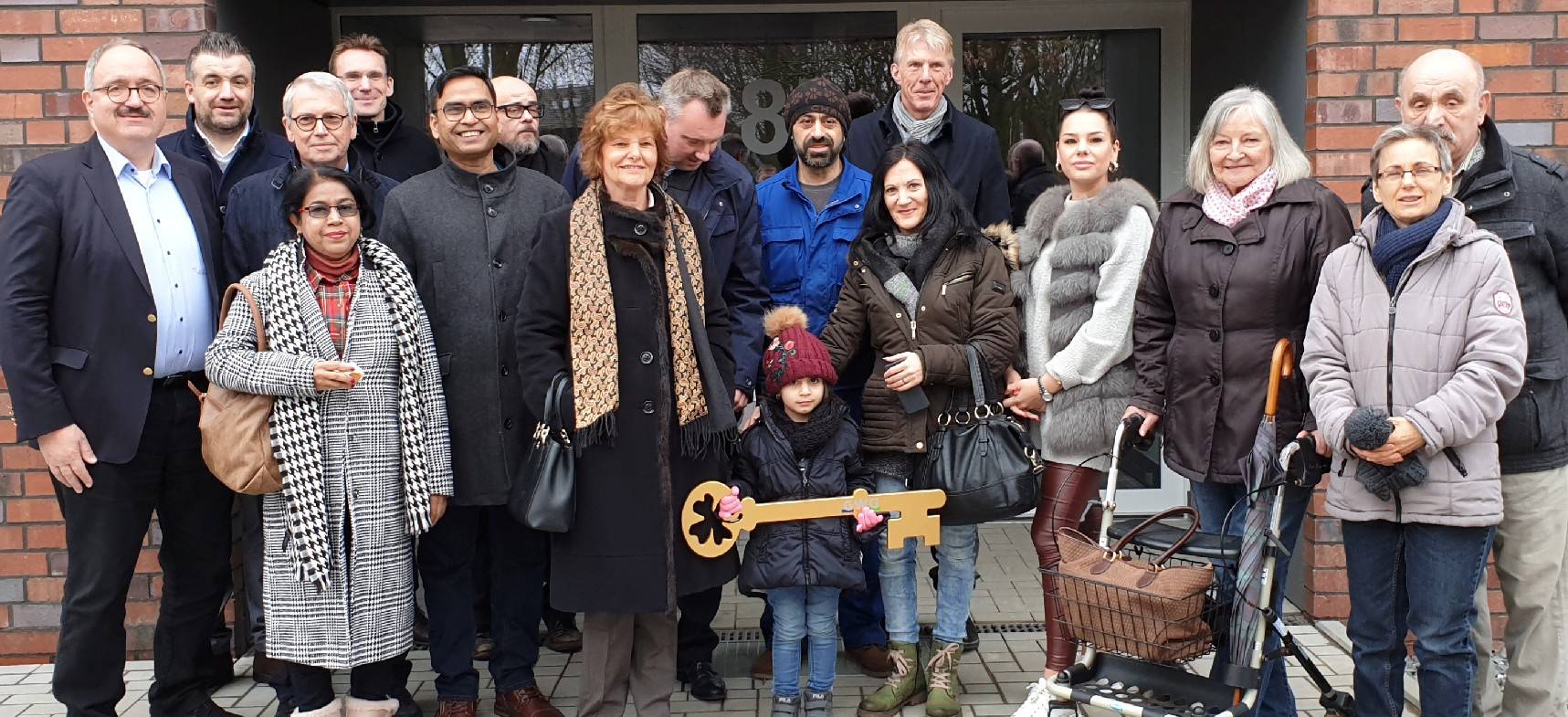  Neue Mieterinnen und Mieter, Vertreter der GWG Viersen und Bürgermeisterin Angelika Mielke-Westerlage bei der Übergabe. 