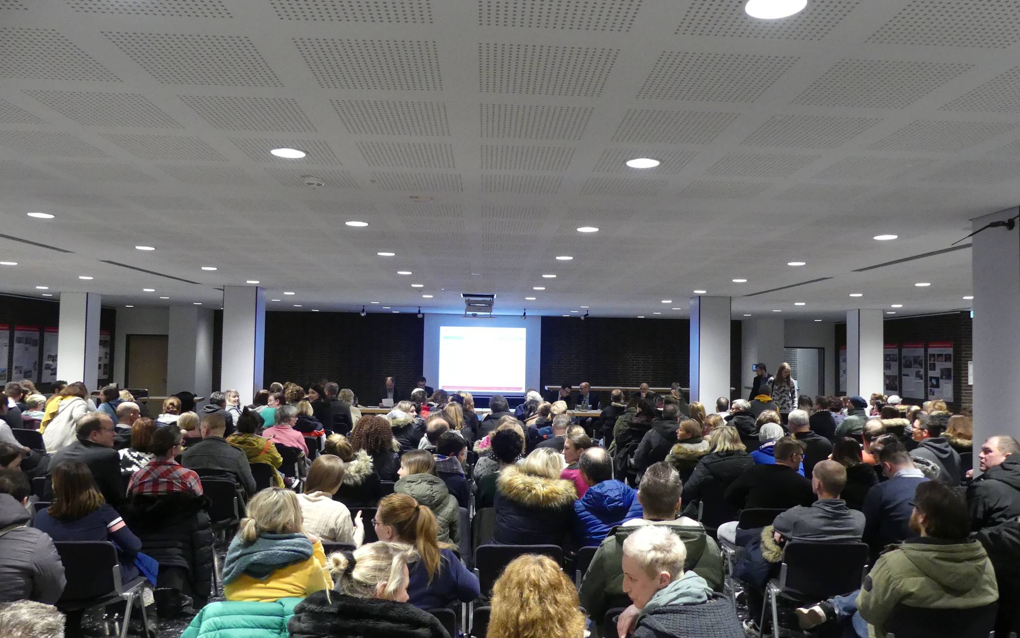 Volles Haus im Foyer der Stadthalle: