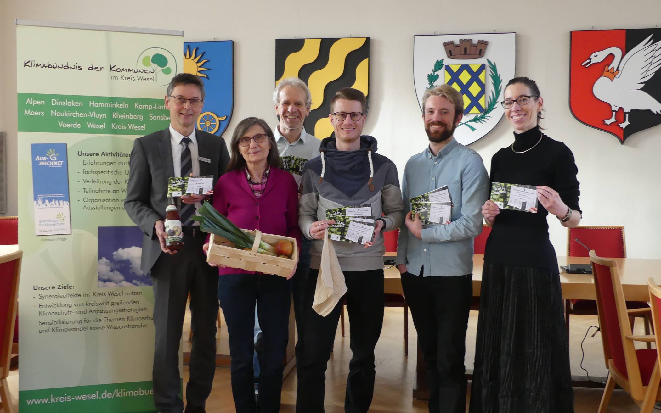 Werben für den Frühling für nachhaltigen Konsum (v.l.): Bürgermeister Harald Lenßen, Marion May-Hacker (Agendabeauftragte der Stadt Neukirchen-Vluyn), Jens Harnack (Klimaschutzmanager der Stadt Rheinberg), Christopher Tittmann (Klimaschutzmanager der Gemeinde Sonsbeck), Stephan Baur (Klimaschutzmanager der Stadt Neukirchen-Vluyn) und Ariane Stedtfeldt (Gemeindedienst für Mission und Ökumene (GMÖ) der Evangelischen Kirche im Rheinland).