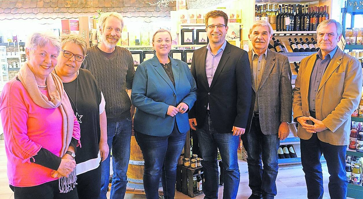 Renate Dyck (Fraktionsvorsitzende SPD), Martina Derpmanns (Ortsverbandsvorsitzende Grüne), Guido Gahlings (Fraktionsvorsitzender Grüne), Tanja Jansen (Ortsvereinsvorsitzende SPD), Bürgermeisterkandidat Christian Küsters (zurzeit Ortsverbandsvorsitzender Grüne), Hans-Willy Troost (Fraktionsvorsitzender FDP) und Dieter Lehmann (Ortsverbandsvorsitzender FDP) (von links ) bei der Nominierung des gemeinsamen Bürgermeisterkandidaten.