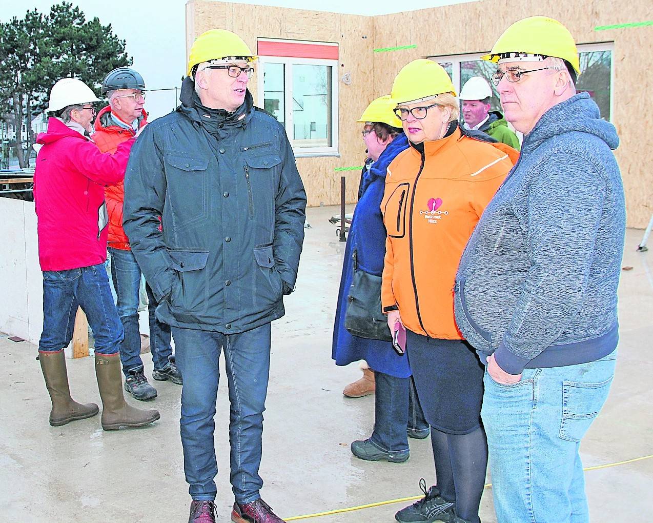  Ortstermin auf der Baustelle: Michael Assenmacher (Mitte), Technischer Beigeordneter der Stadt Meerbusch, informiert die Mitglieder des Bau- und Umweltausschusses über den Stand der Arbeiten an der neuen Kita am Laacher Weg.