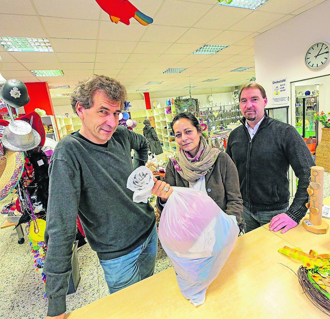 Das kommt nicht in die Tüte: Alles, was man weder selber kaufen, noch Freunden schenken würde. Volksvereins-Geschäftsführer Matthias Merbecks (l.), Hephata-Abteilungsleiterin Elke Ipp und Volksvereins-Vertriebsleiter Peter Settele wollen für die Wiederverwertbarkeit von Gebrauchtwaren sensibilisieren.