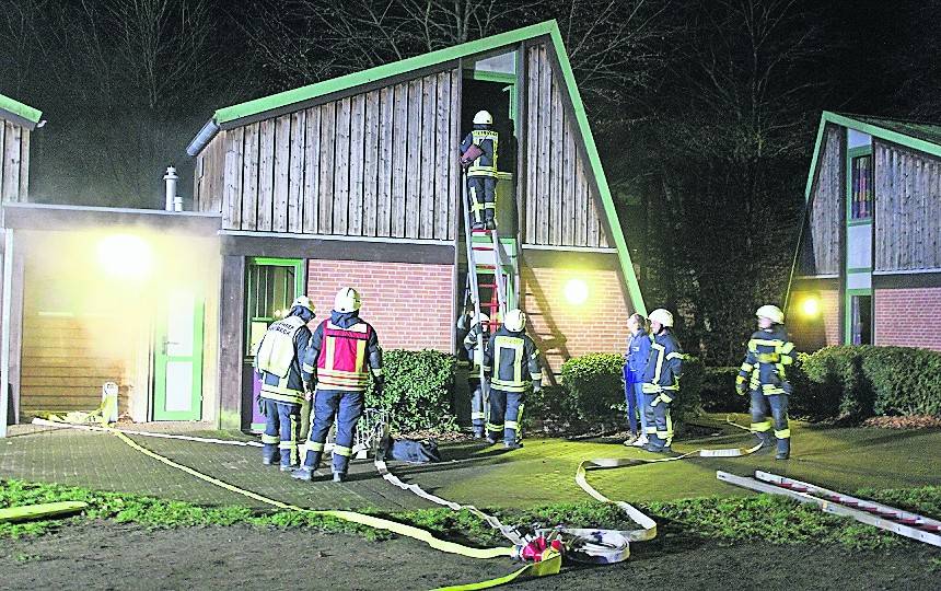 Einsatzkräfte der Feuerwehr nehmen die Rettung einer vermissten Person über eine Steckleiter vor.