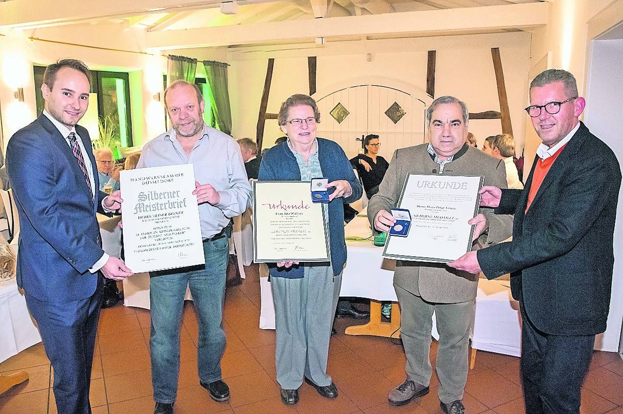  Ehrungen für verdiente Raumausstatter (v.r.): Obermeister Karl-Heinz Hafels, Hans-Peter Jansen, Rita Wolfers, Heiner Beeker und Simon von Fisenne (Kreishandwerkerschaft). 