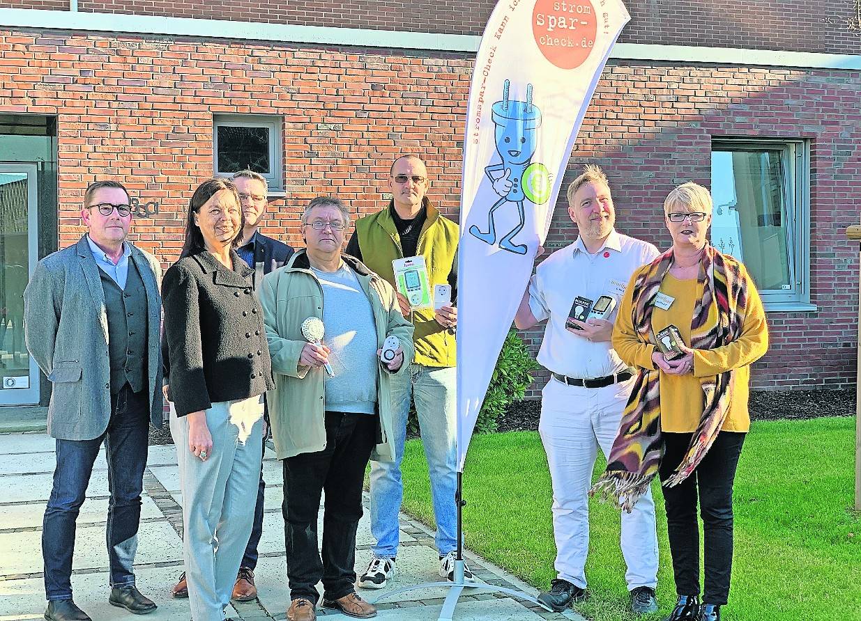 Reiner Lennertz, Geschäftsführer kaufbar gGmbH, Katarina Esser (Dezernentin für Soziales, Gesundheit und Arbeit des Kreises Viersen), Axel Hummen, stellvertretender Geschäftsführer des Jobcenters Kreis Viersen (v.l.) und Nicole Hoffmann (r.), kaufbar gGmbH, Projektleitung Stromsparcheck, stellten gemeinsam mit den Stromsparhelfern Ralf Schron, Günther Wilson und Stefan Krug das Projekt vor, das jetzt im Kreis Viersen gestartet ist.