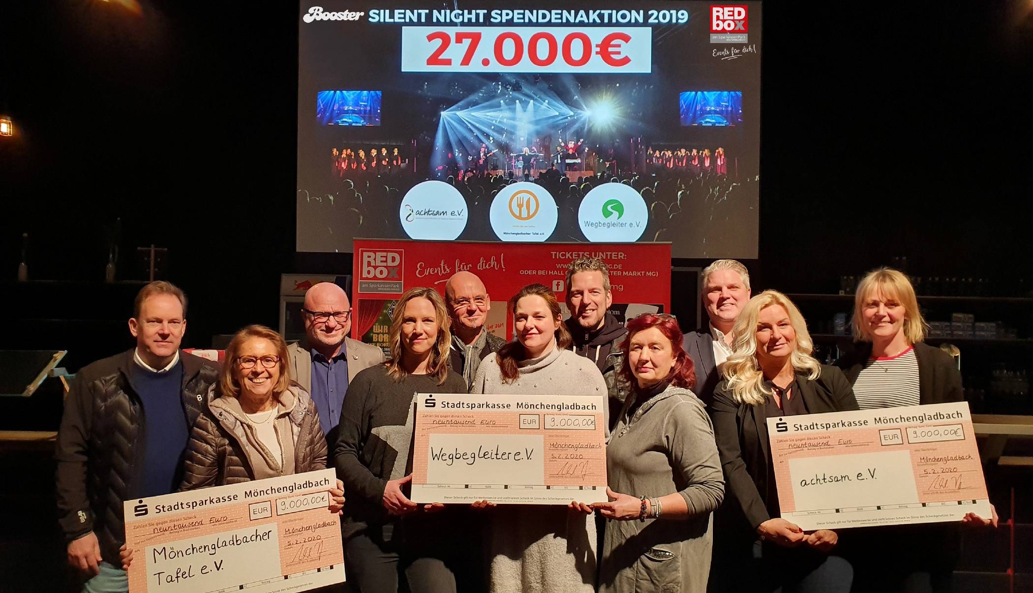 Zur Spendenübergabe trafen sich v.l.: Michael Hilgers, Monika Bartsch, Michael Luhn, von der Band Booster: Chris Schmitt, Vanni Vander und René Pütz, Daniela Knothe und Claudia Quack, Sebastian Egelhoff, Sandra Becker-Weber und Astrid Petrich.