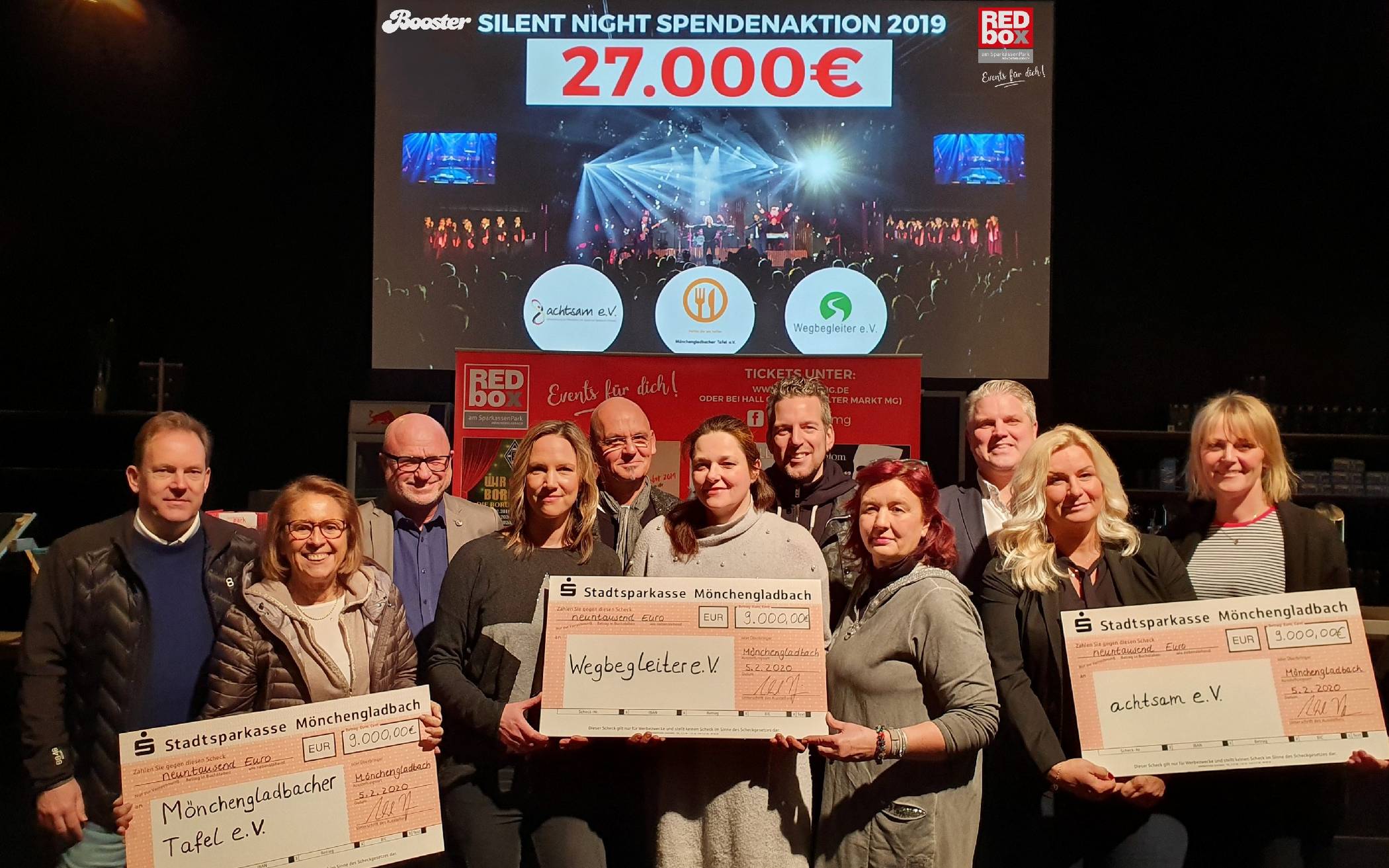 Zur Spendenübergabe trafen sich v.l.: Michael Hilgers, Monika Bartsch, Michael Luhn, von der Band Booster: Chris Schmitt, Vanni Vander und René Pütz, Daniela Knothe und Claudia Quack, Sebastian Egelhoff, Sandra Becker-Weber und Astrid Petrich.