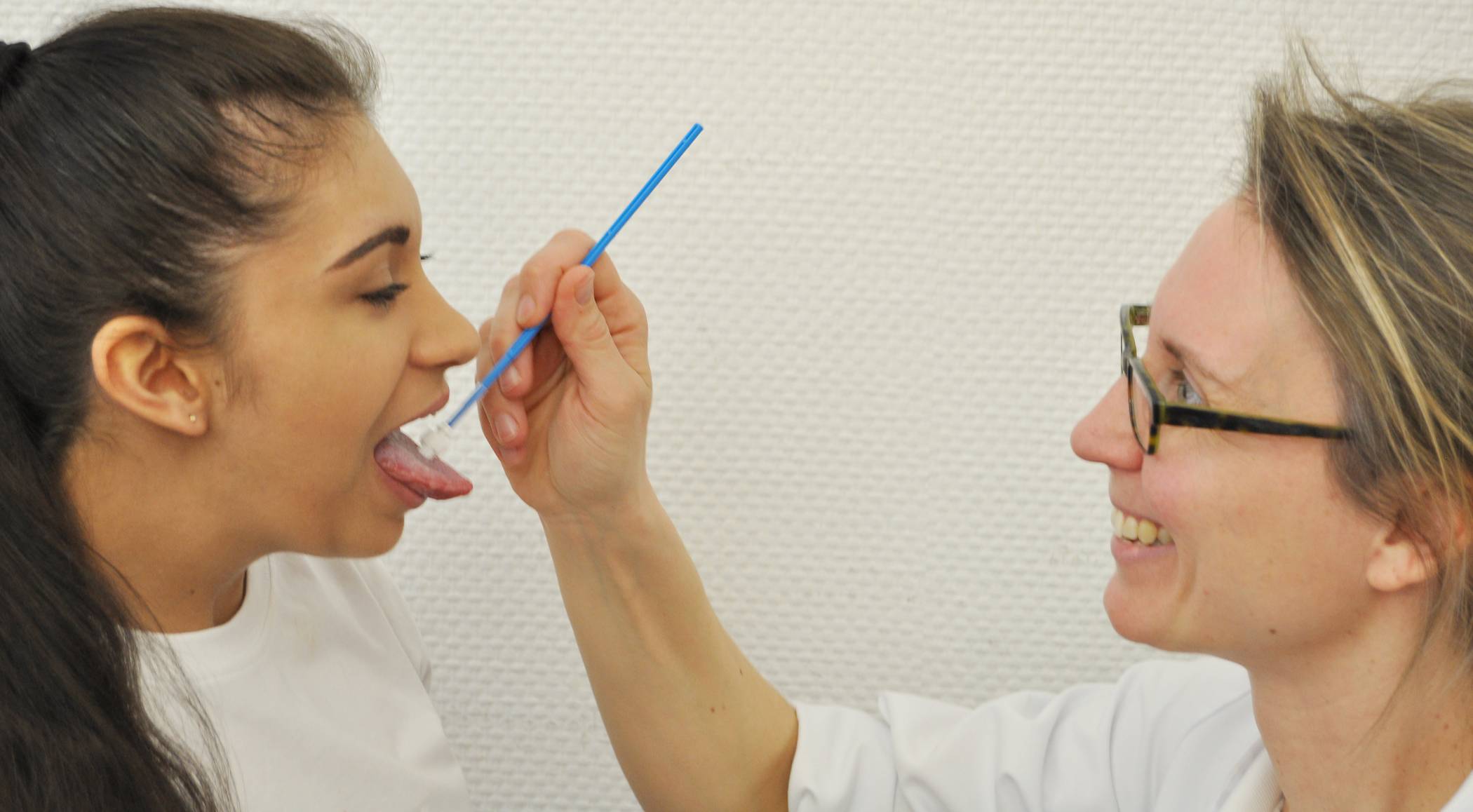 Dr. Eunike Velleuer macht bei Jeunesse Hartmann mit der neuen Spezialbürste einen Abstrich von der Mundschleimhaut.