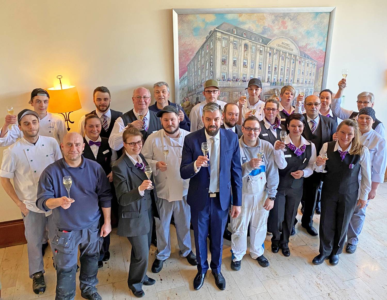 Sie freuen sich auf eine erfolgreiche Zukunft im Mercure Parkhotel Krefelder Hof: das Team mit Hoteldirektor Bart Vaessen (Mitte).