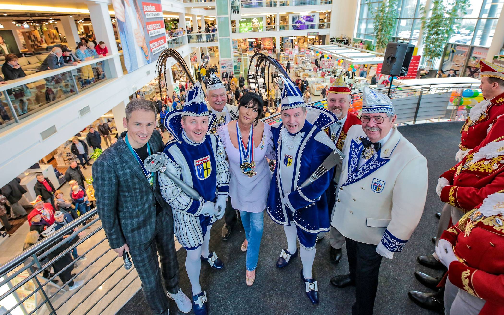 Das Prinzen-Paar, Prinz Axel I. und Prinz Niersius Thorsten, zu Besuch bei Marc Fahrig (l.) und Renate Schaffrath im Möbelhaus Schaffrath. Rechts MKV-Boss Gert Kartheuser, im Hintergrund die Adutanten Dieter Lichtenhahn und Stefan Neus.