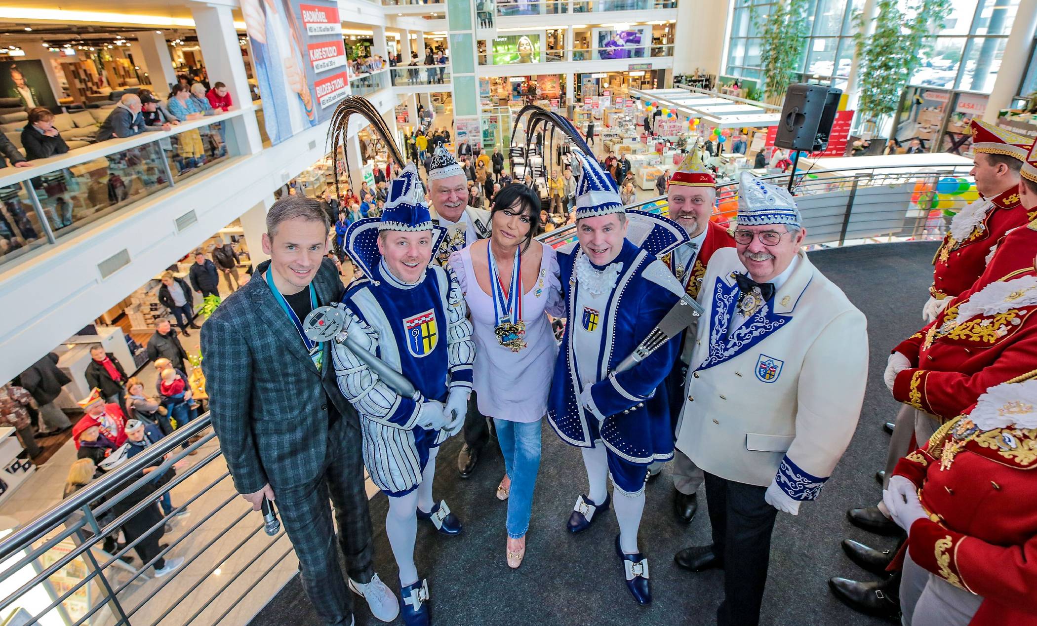 Das Prinzen-Paar, Prinz Axel I. und Prinz Niersius Thorsten, zu Besuch bei Marc Fahrig (l.) und Renate Schaffrath im Möbelhaus Schaffrath. Rechts MKV-Boss Gert Kartheuser, im Hintergrund die Adutanten Dieter Lichtenhahn und Stefan Neus.